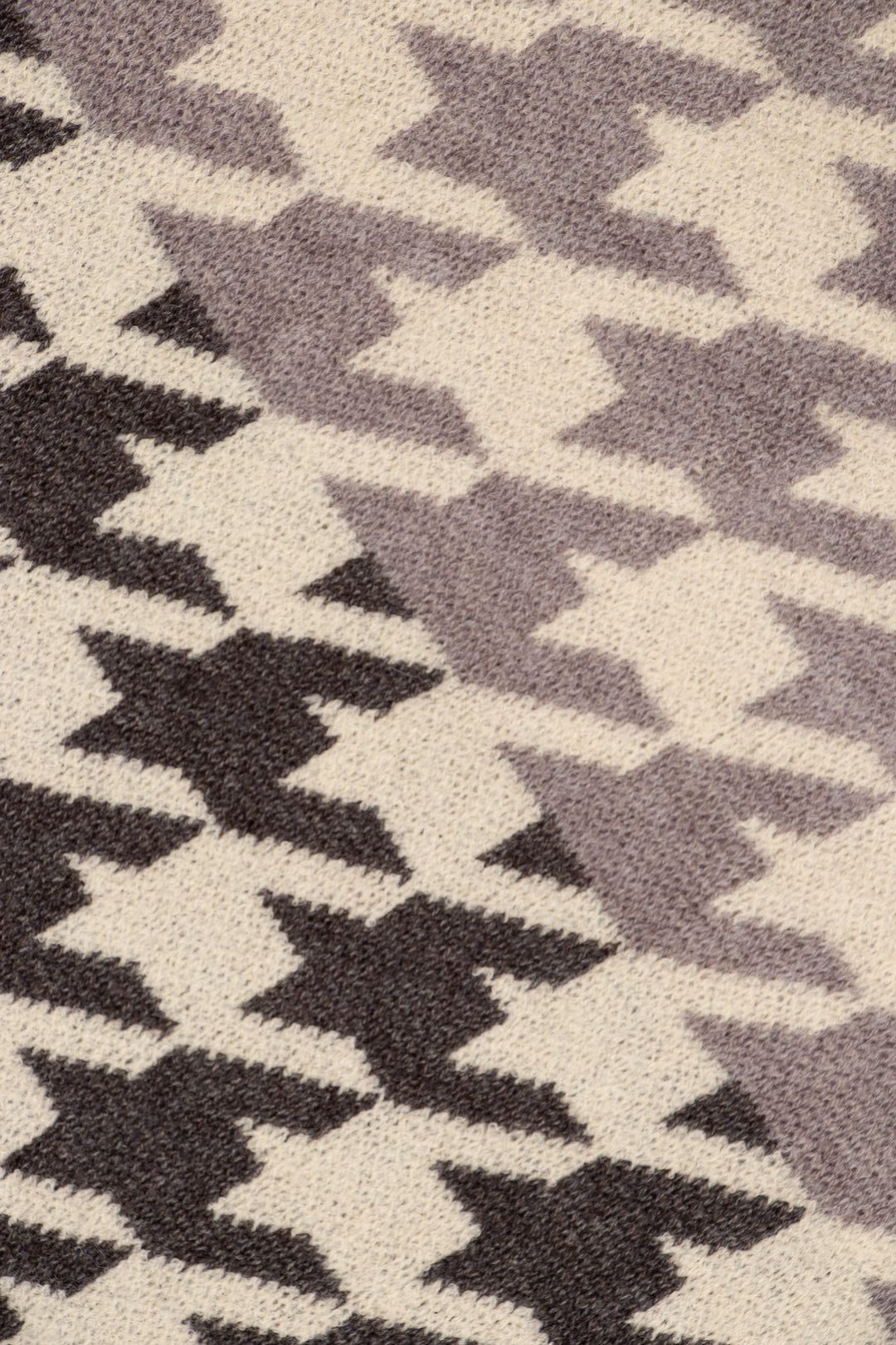 close up of the contrasting houndstooth pattern