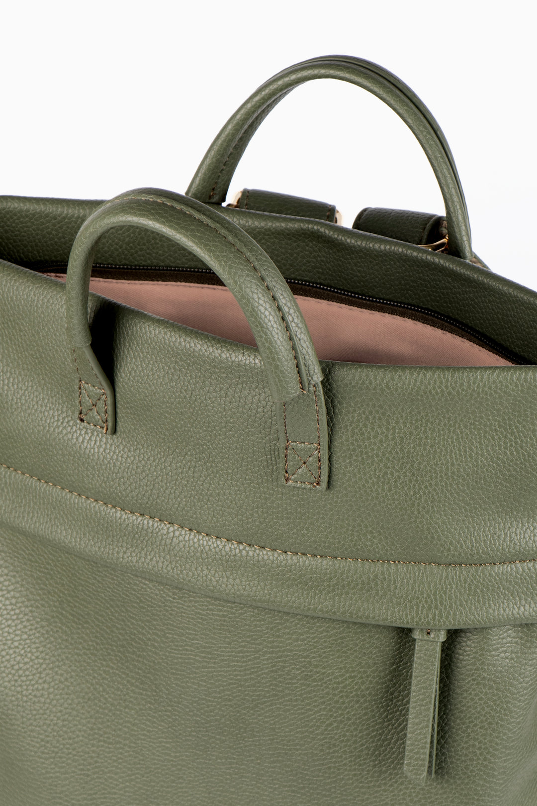 close up of the open zip fastening compartment on the top of the bag and the carry handles.