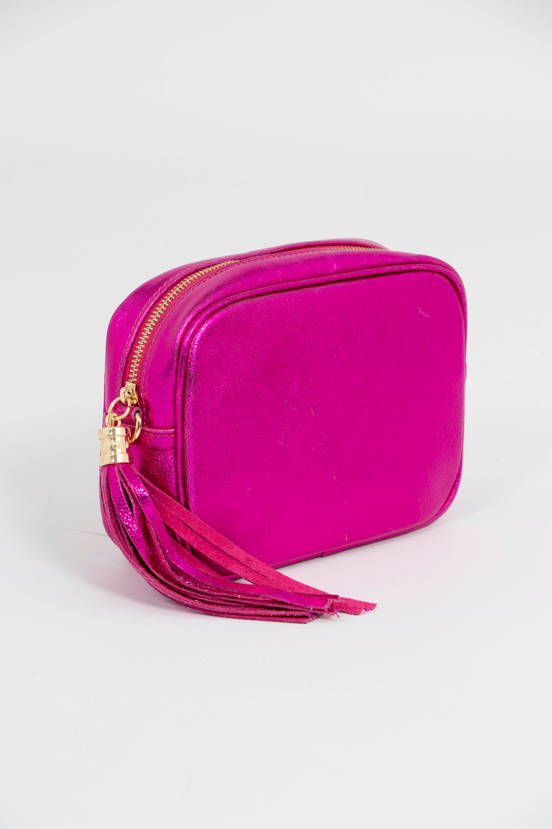 beau-italian-leather-crossbody-bag-raspberry-metallic-close-up-zip-closure