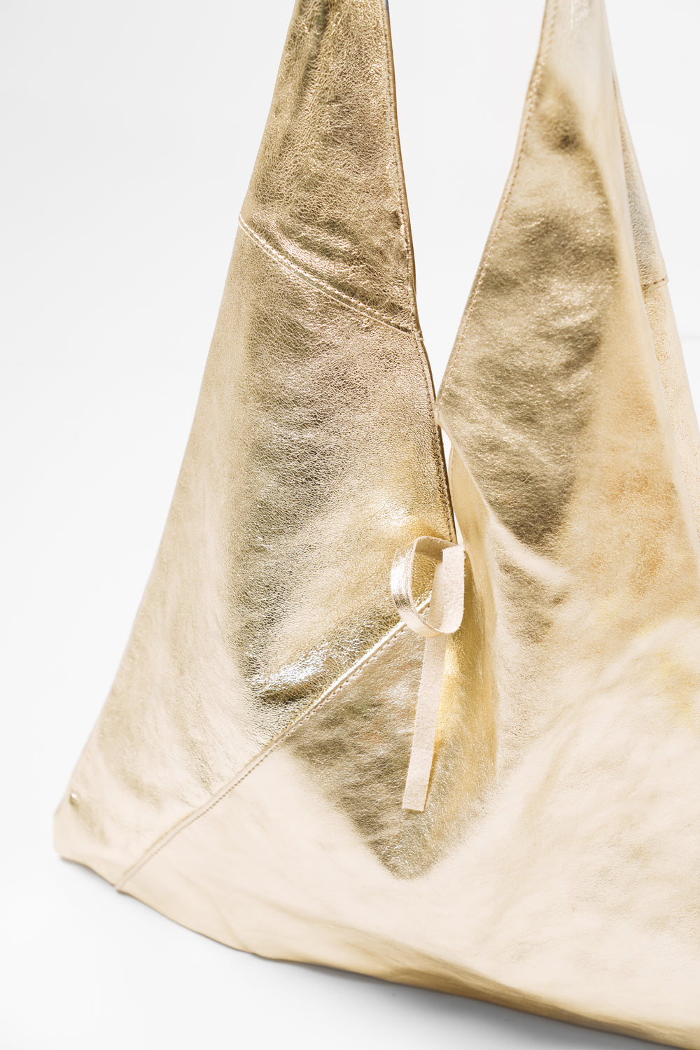juno-gold-metallic-italian-leather-shoulder-bag-close-up