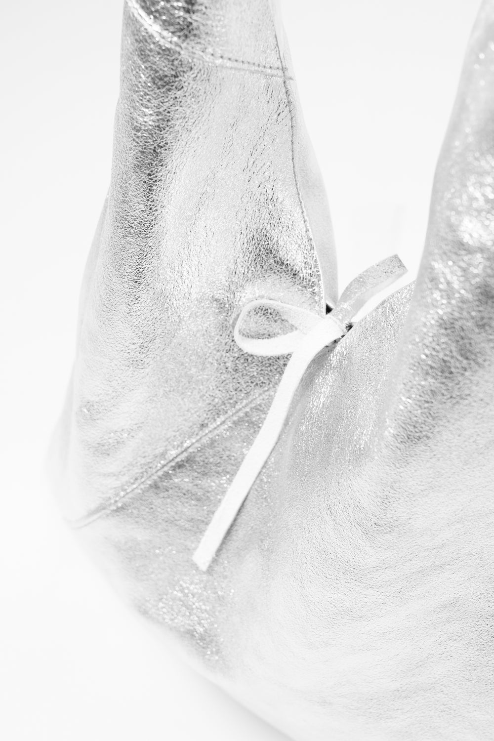 juno-silver-metallic-italian-leather-shoulder-bag-close-up