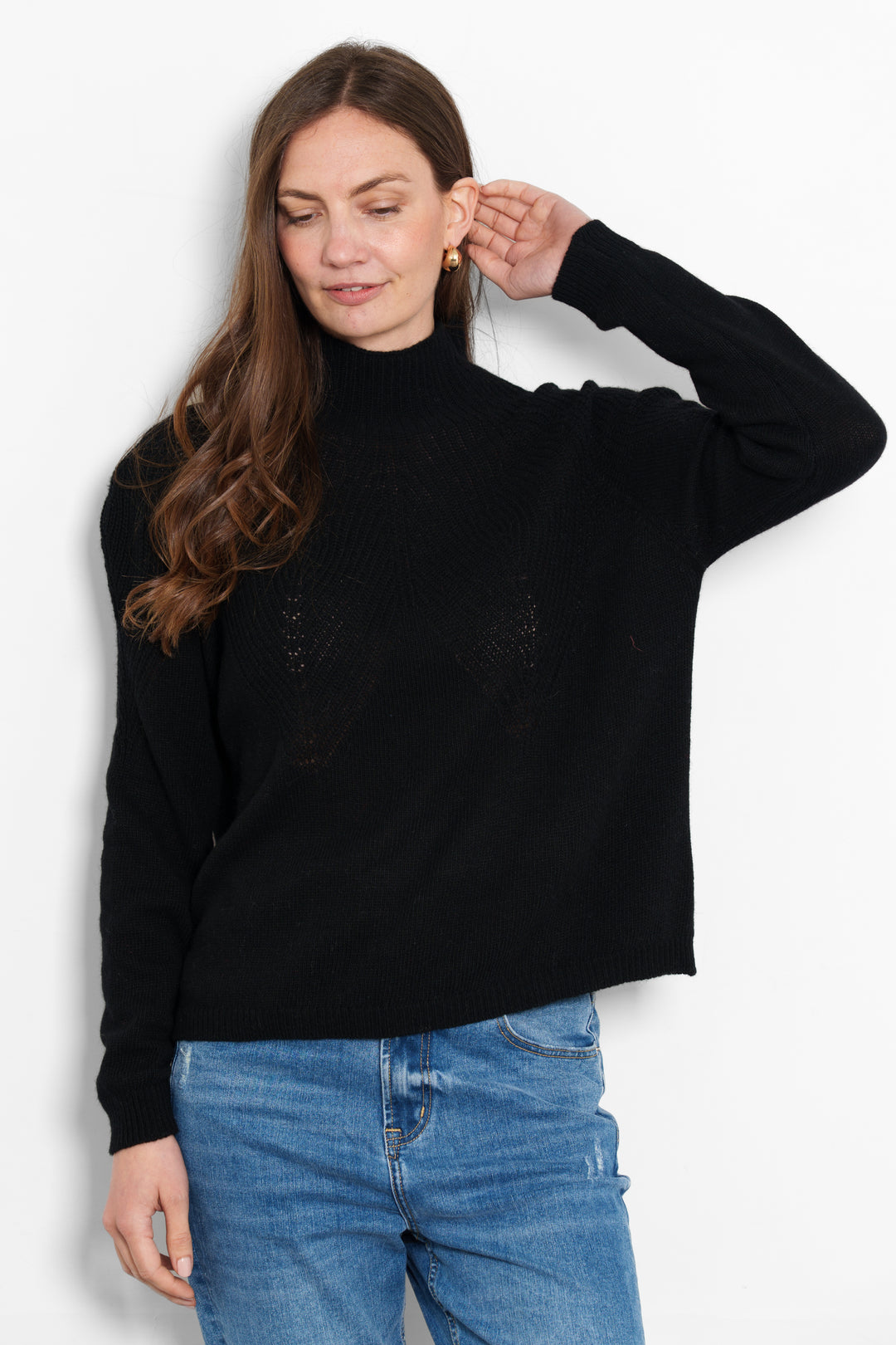 mallory-cashmere-blend-jumper-black-ribbed-model-front-view
