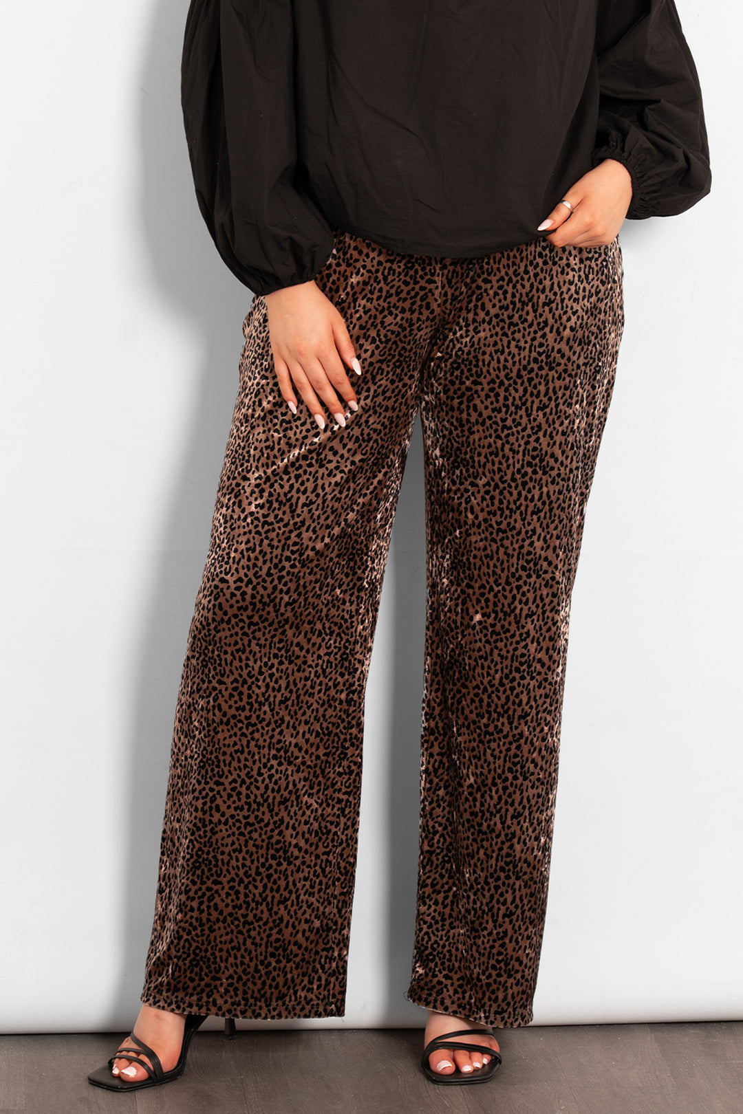 max-wide-leg-trousers-brown-velvet-leopard-model-front-view