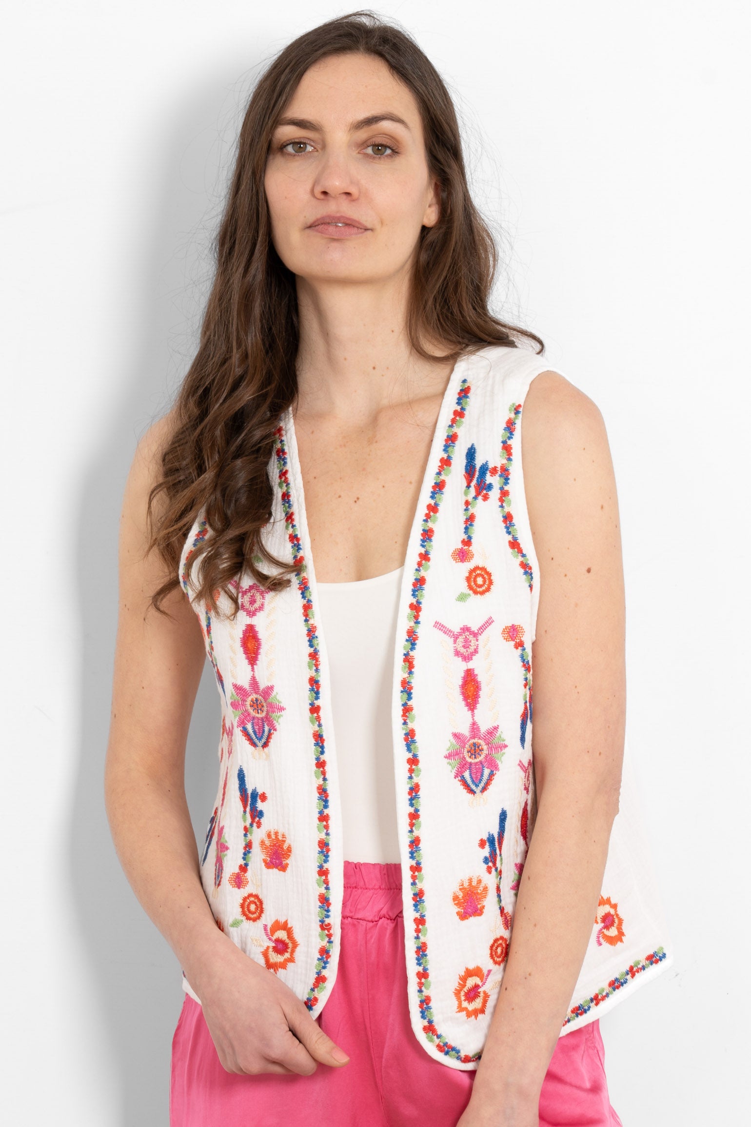100% linen waistcoat with floral hand-embroidery