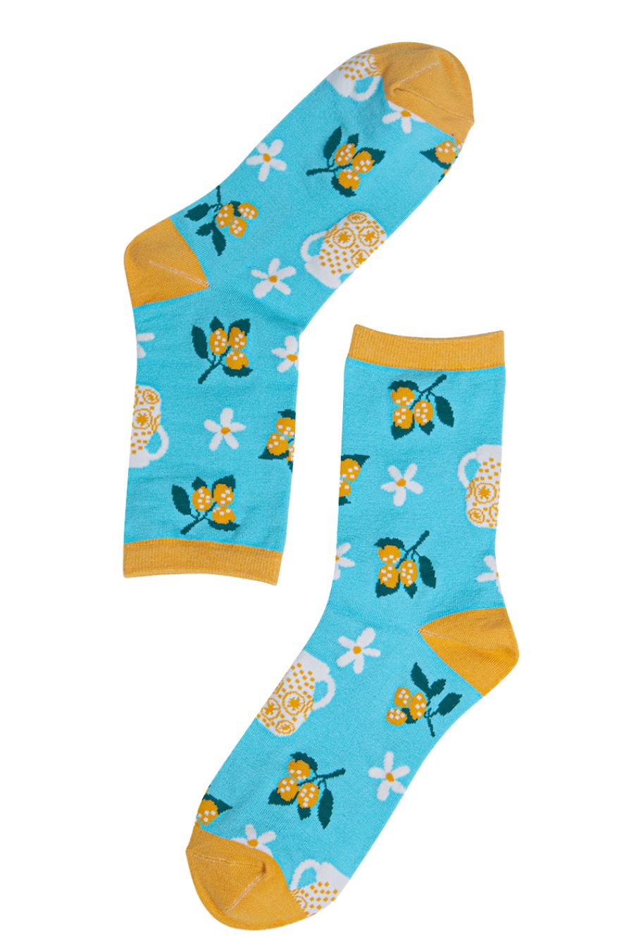 showing the pattern of lemonade jugs, flowers and lemons