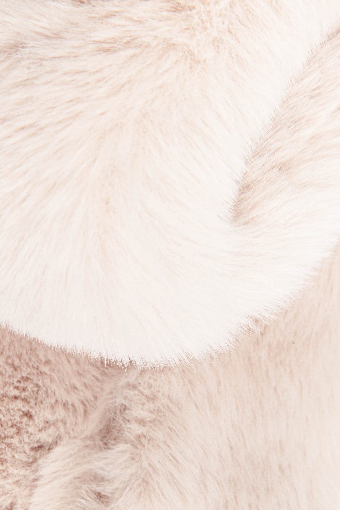 faux-fur-tuck-scarf-cream-close-up