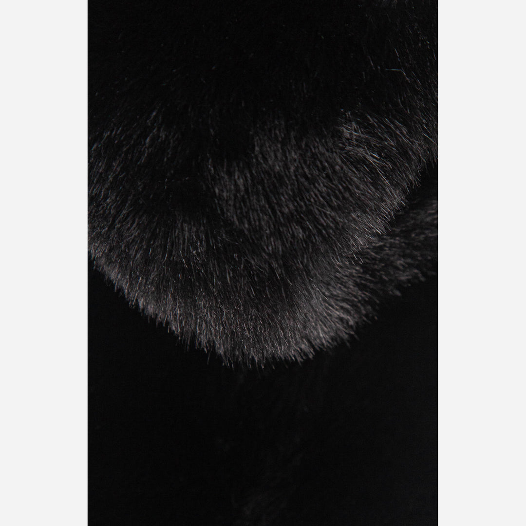 faux-fur-tuck-scarf-black-close-up