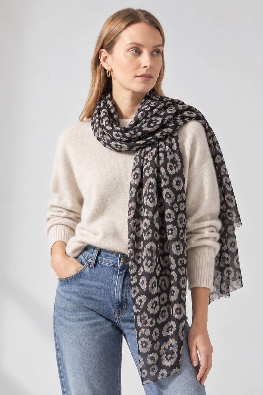 black-lightweight-leopard-foil-scarf