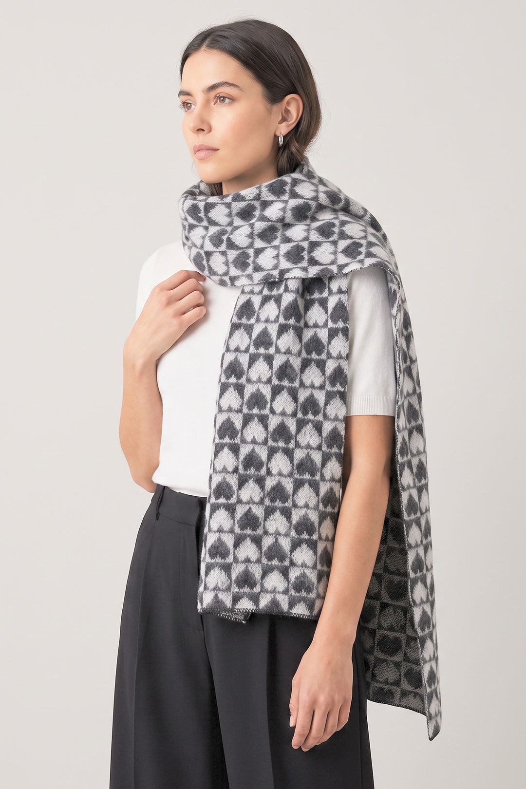 alessia-black-white-hearts-heavyweight-scarf-checkered-pattern