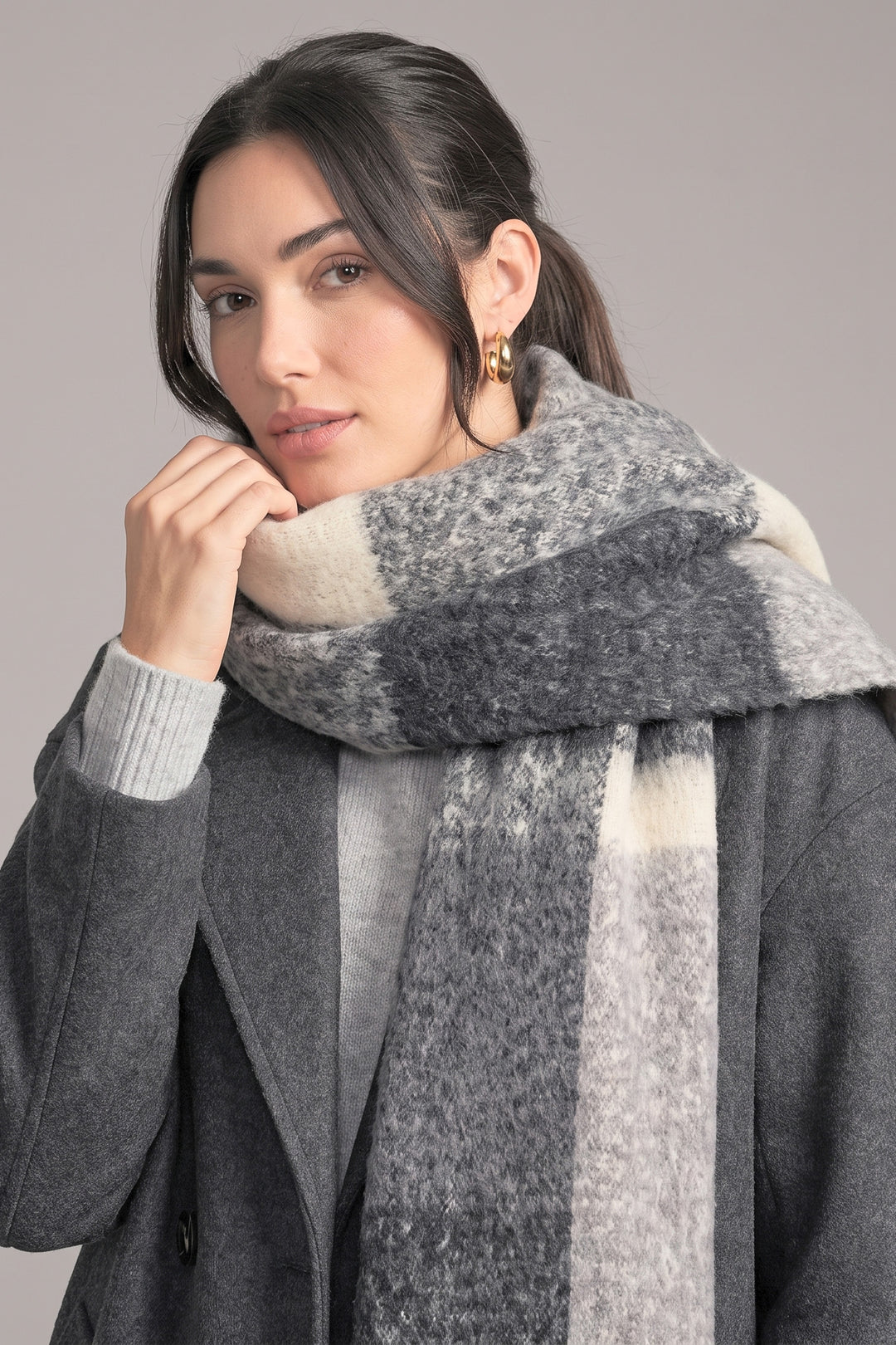 yara-black-square-colour-block-heavyweight-scarf-tassels