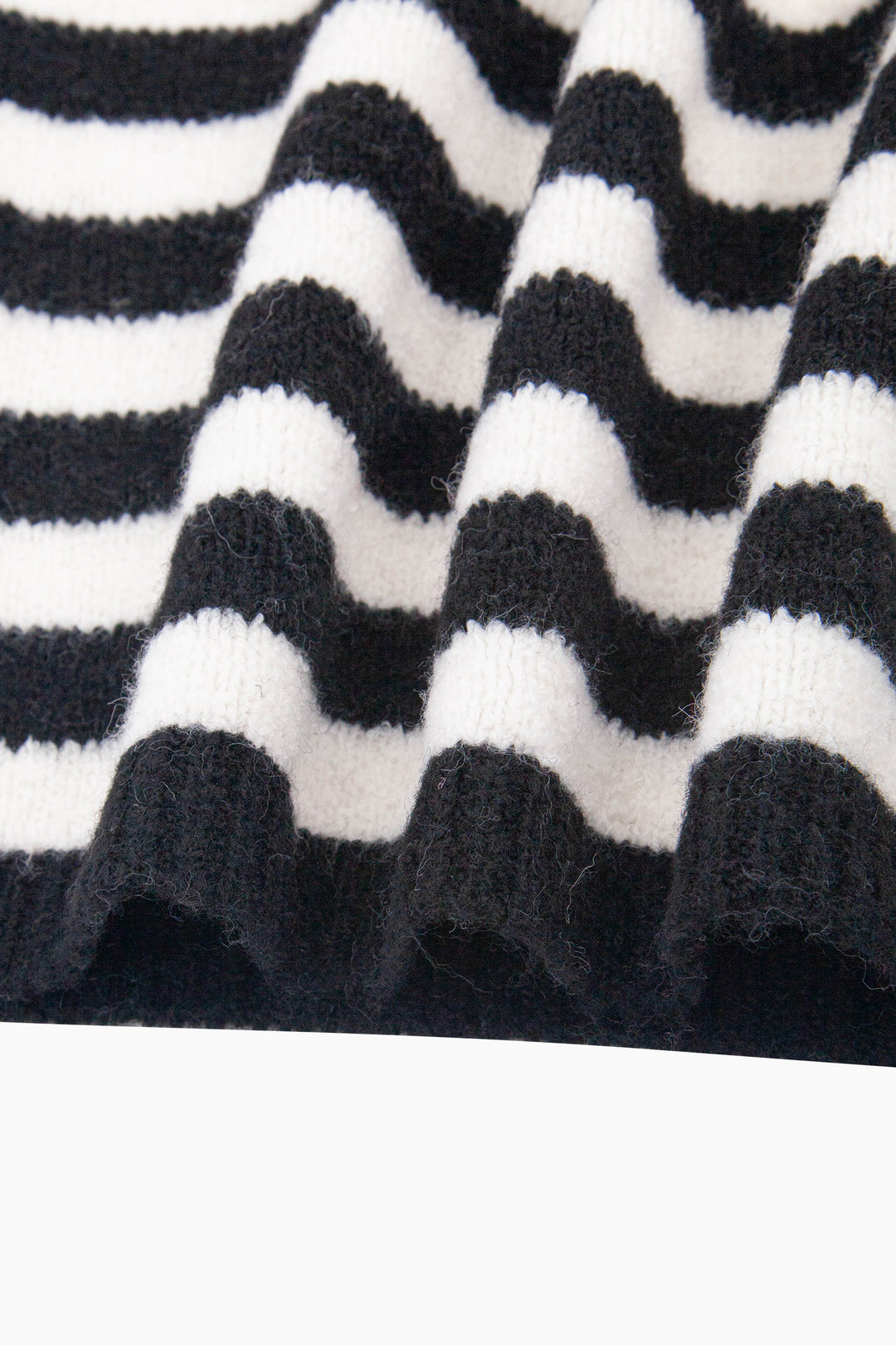 Striped-Triangle-Heavyweight-Scarf-in-Black/White