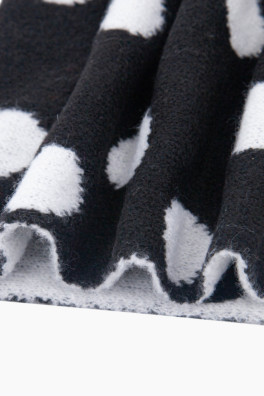 Spotted-Triangle-Heavyweight-Scarf-in-Black/White