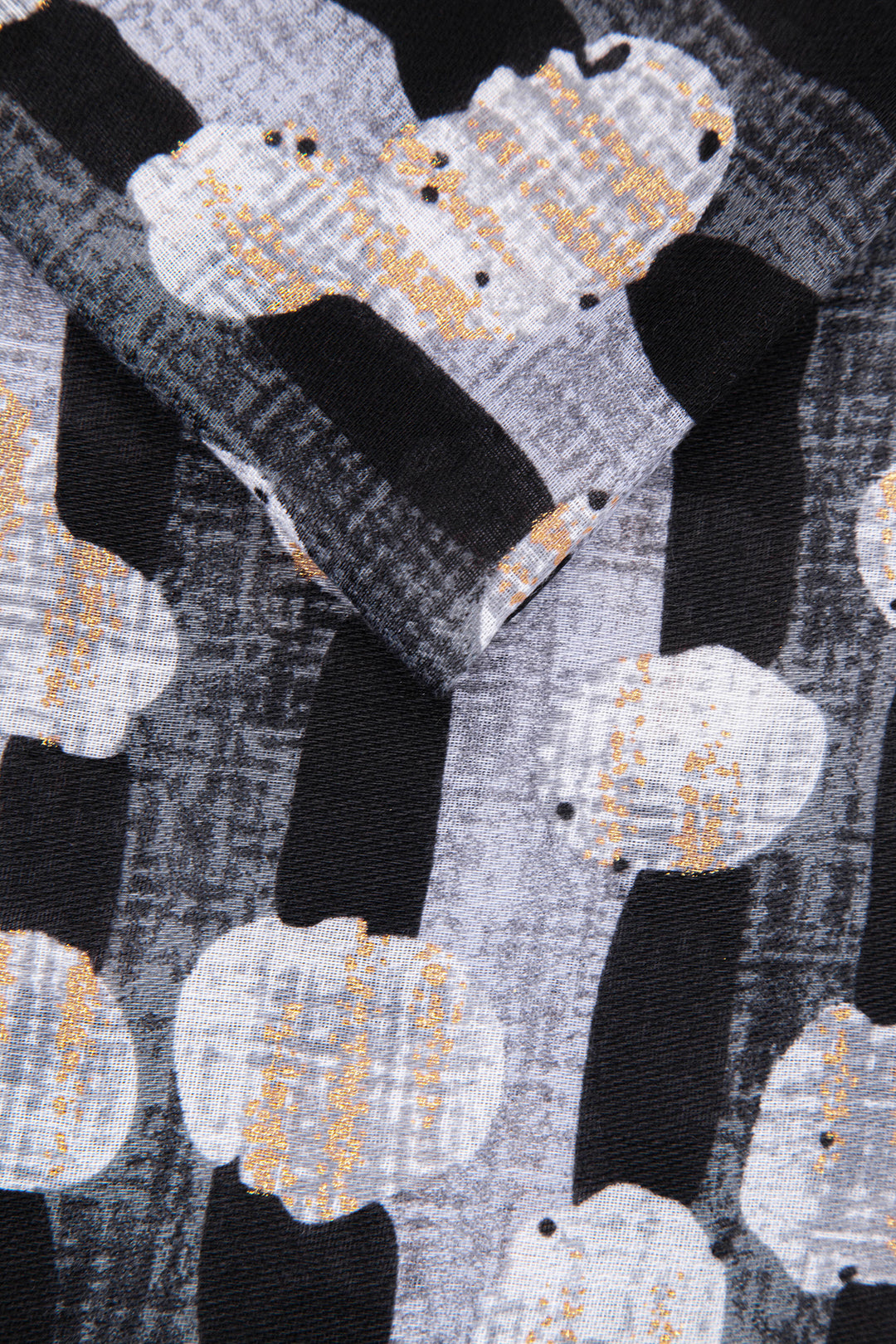 lightweight-scarf-black-gold-spots-metallic-close-up