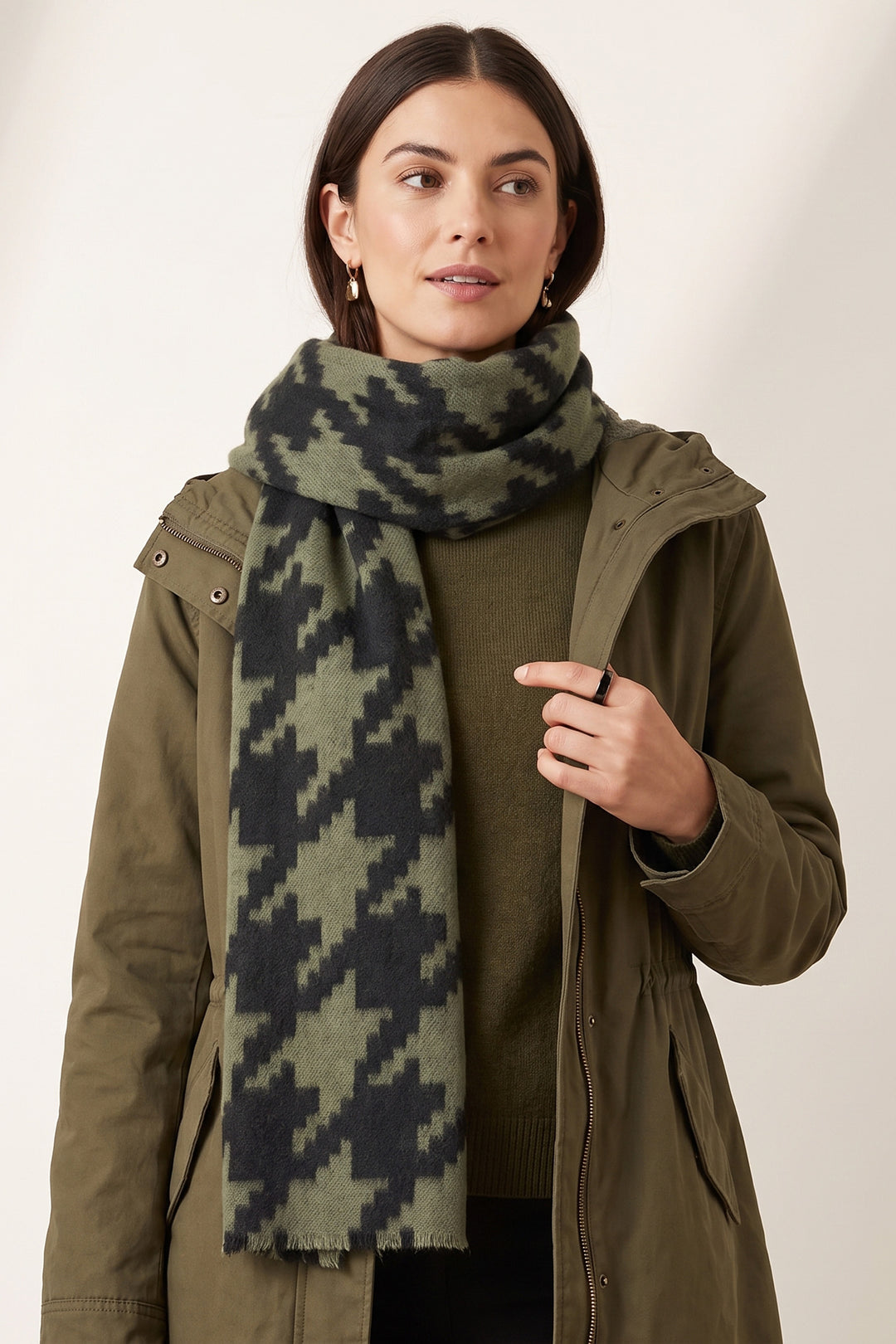 Houndstooth-print-midweight-scarf 
