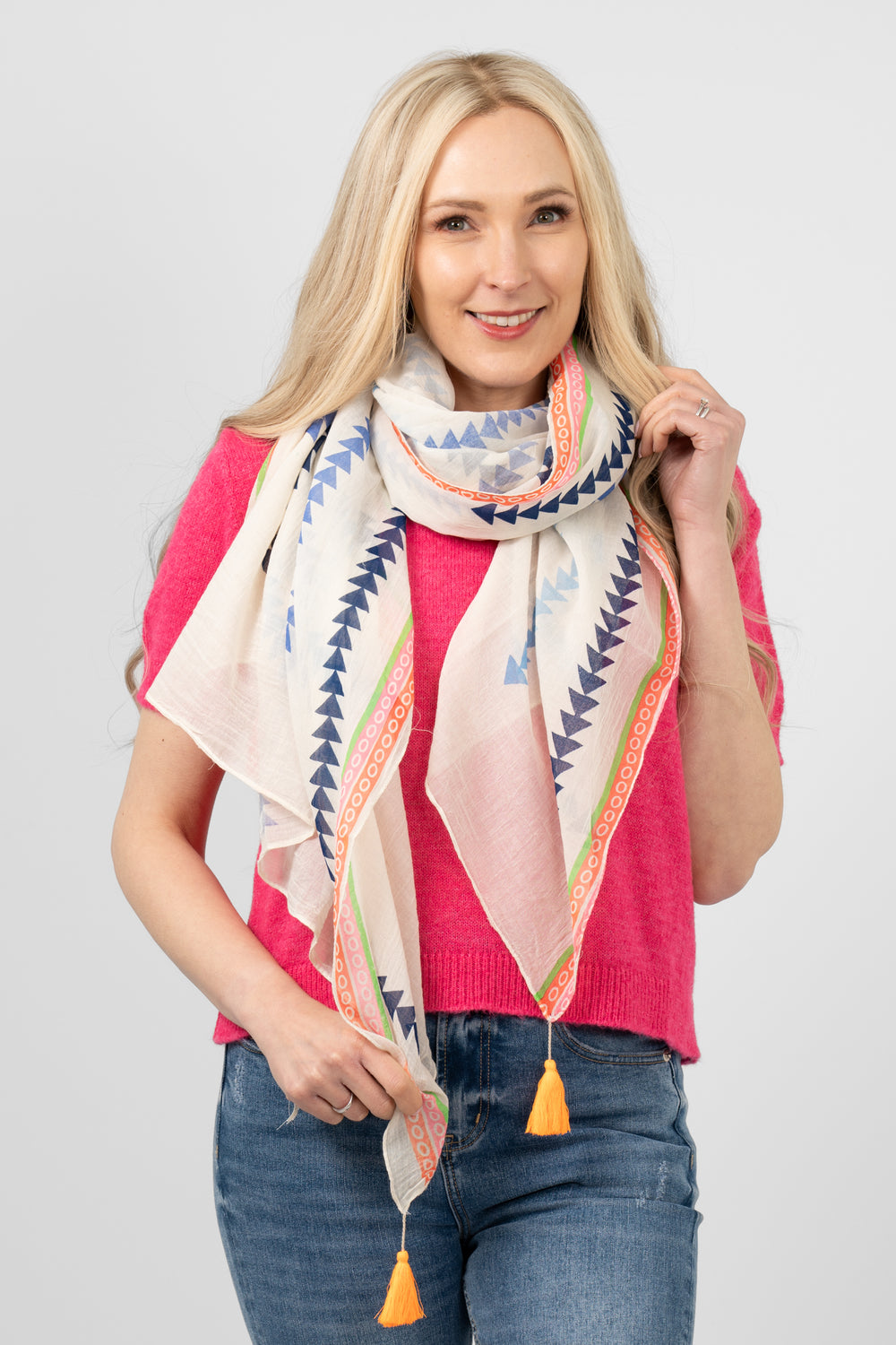 deva-lightweight-cotton-scarf-white-arrow-print-on-model