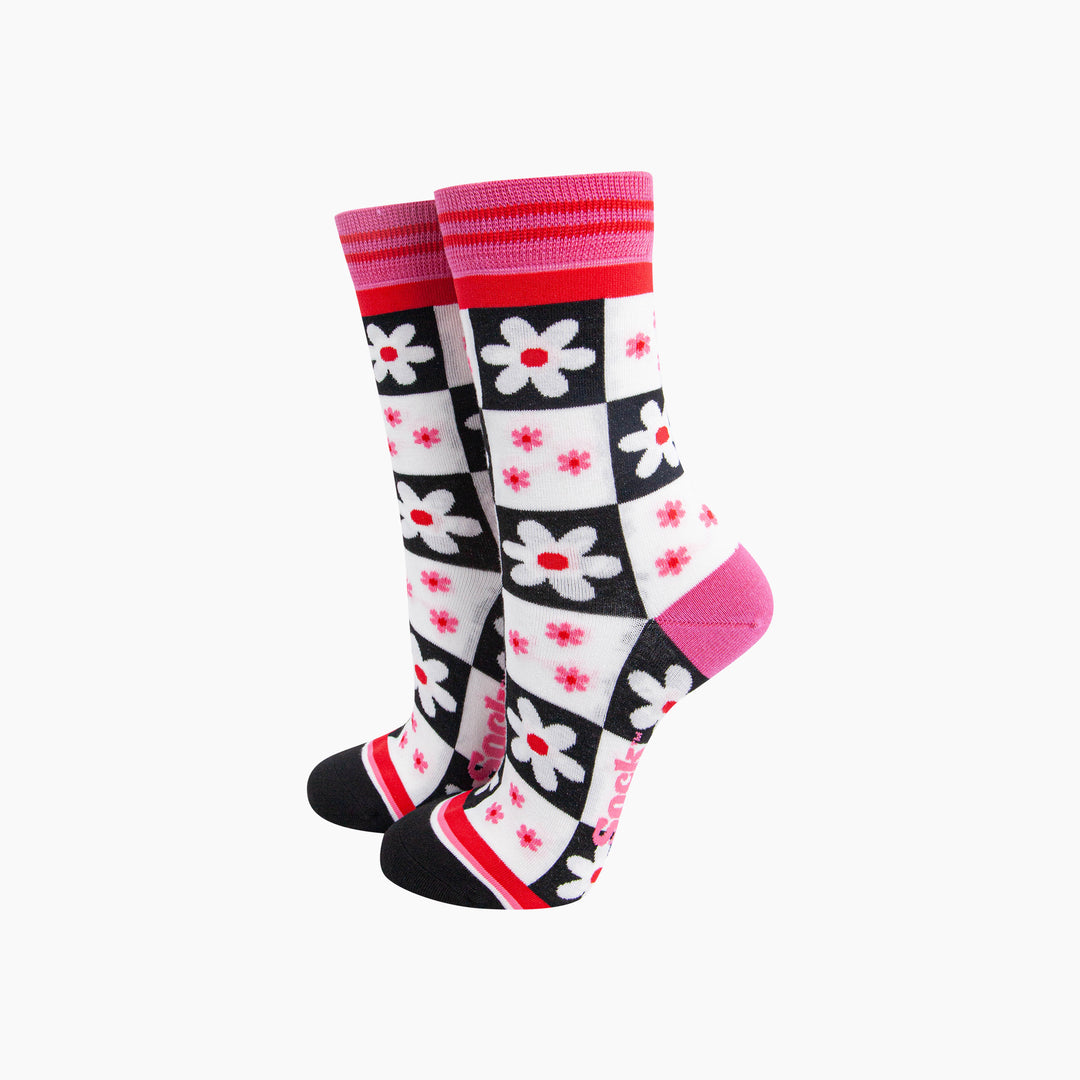 Flower-Checkerboard-Bamboo-Socks-in-Black/White-Mannequin