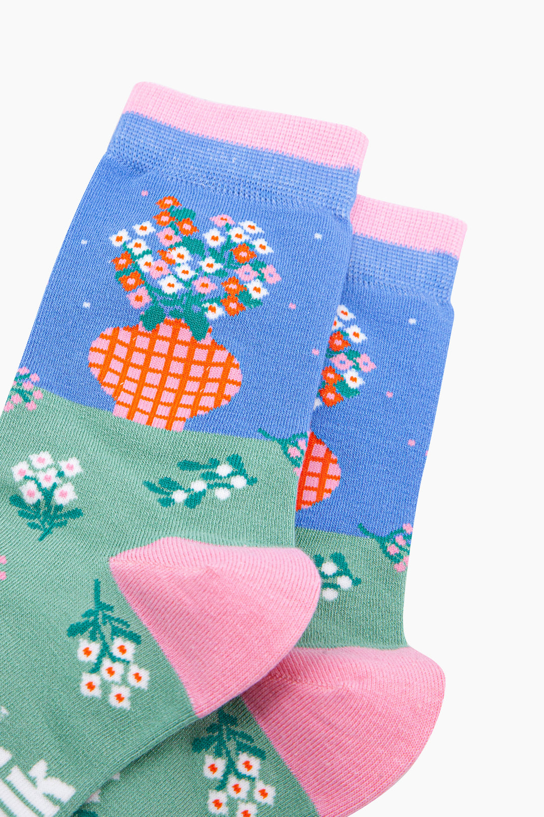 Flower-Vase-Bamboo-Socks-in-Blue-Closeup
