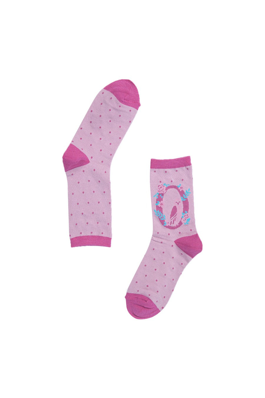 showing that the letter o is visible only on the outer edge of the socks