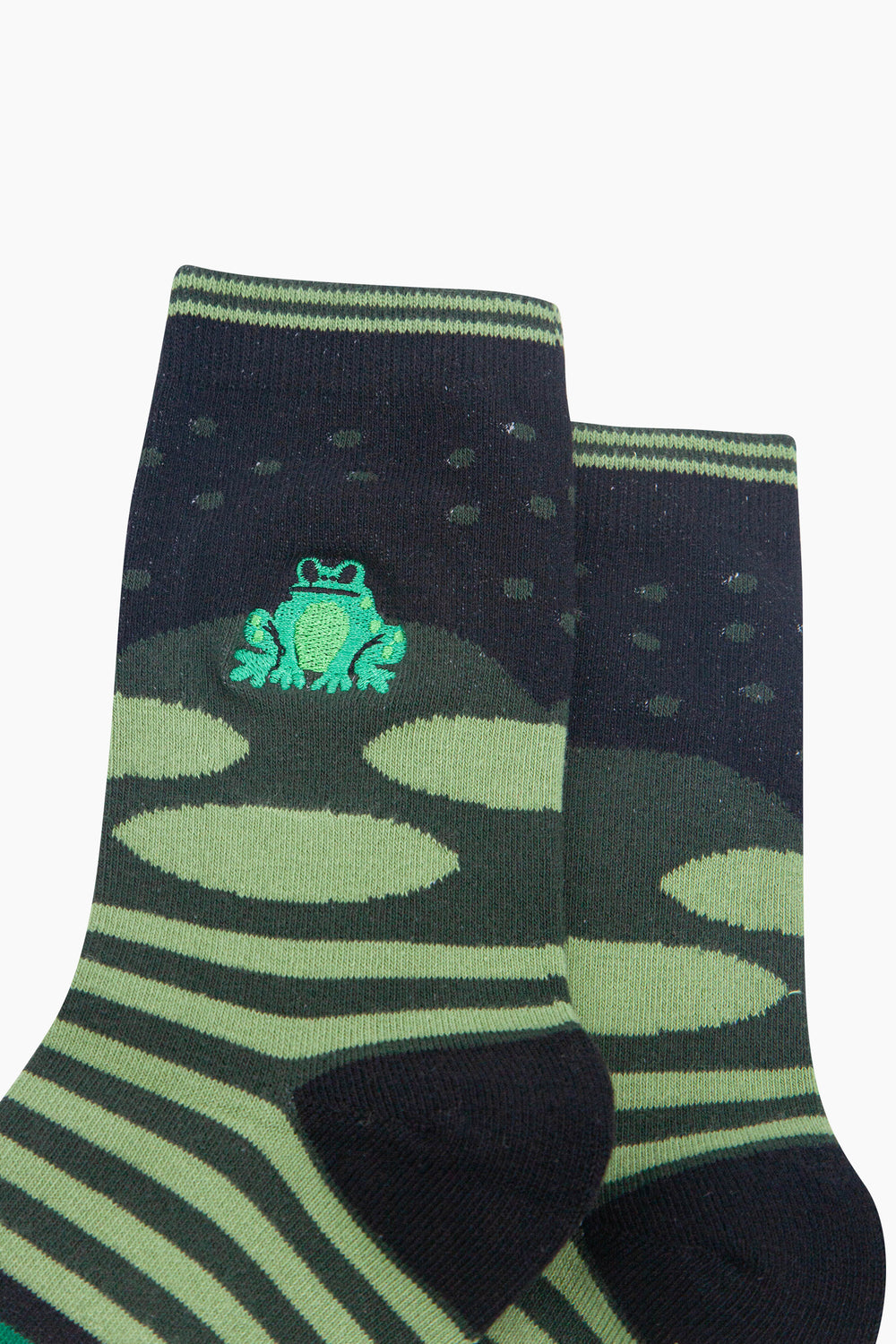 Frog-Combed-Cotton-Pattern-Embroidered-Socks-in-Black/Green-Close-Up