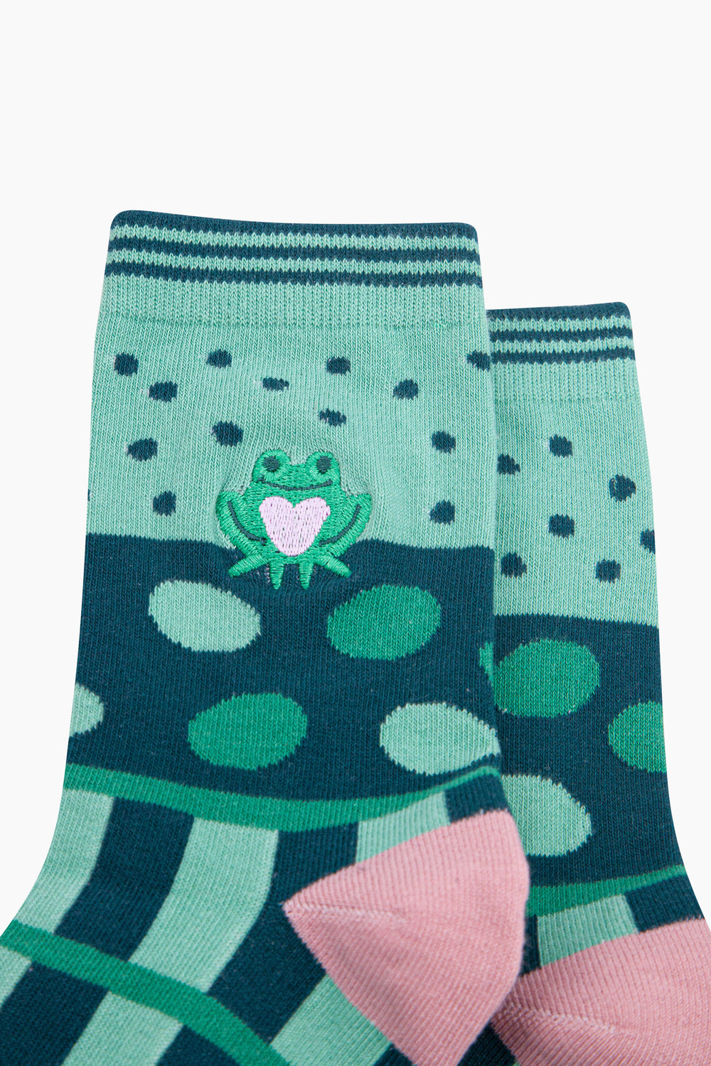 Frog-Combed-Cotton-Pattern-Embroidered-Socks-in-Mint-Green-Close-Up