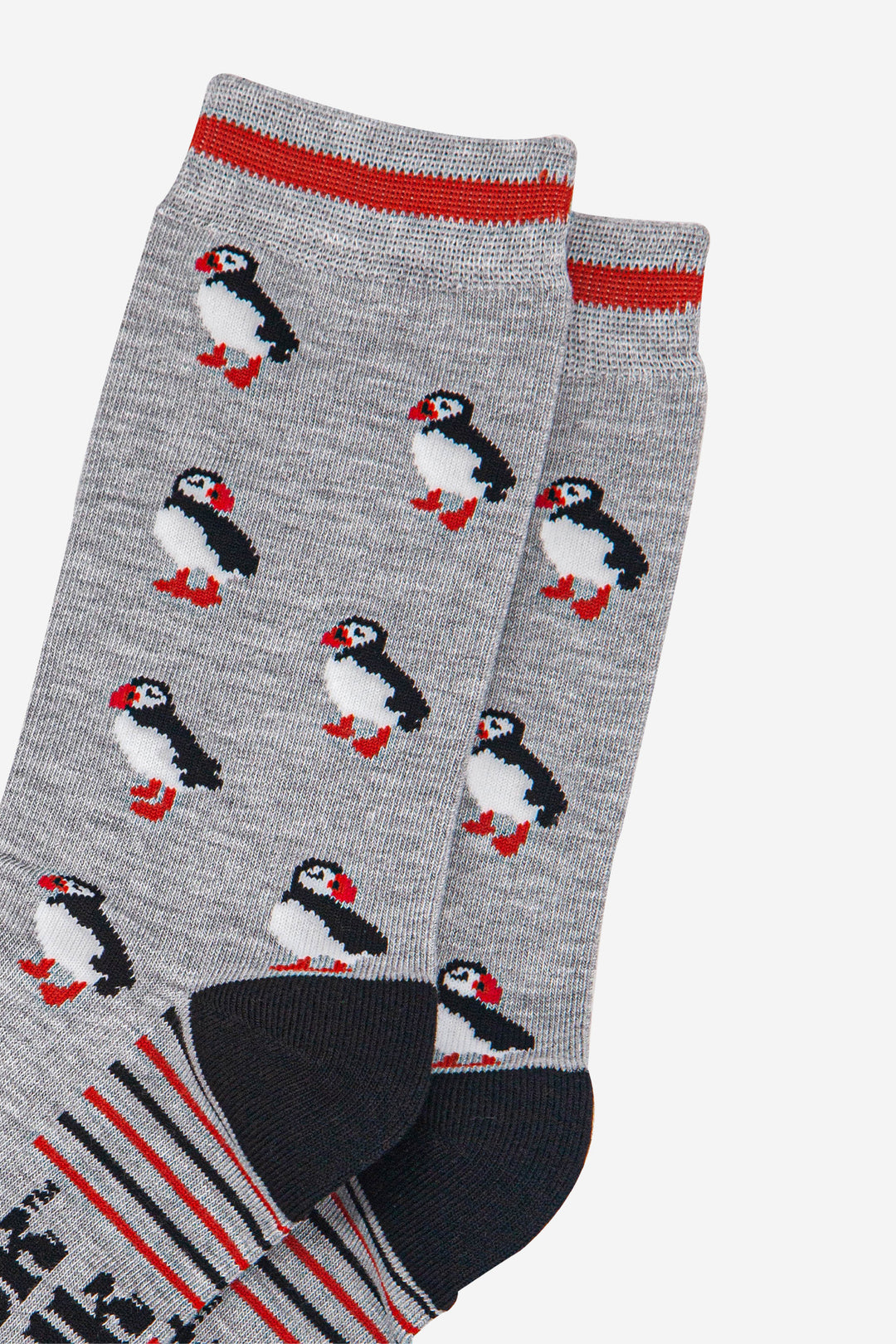mens-bamboo-socks-light-grey-black-puffins-close-up