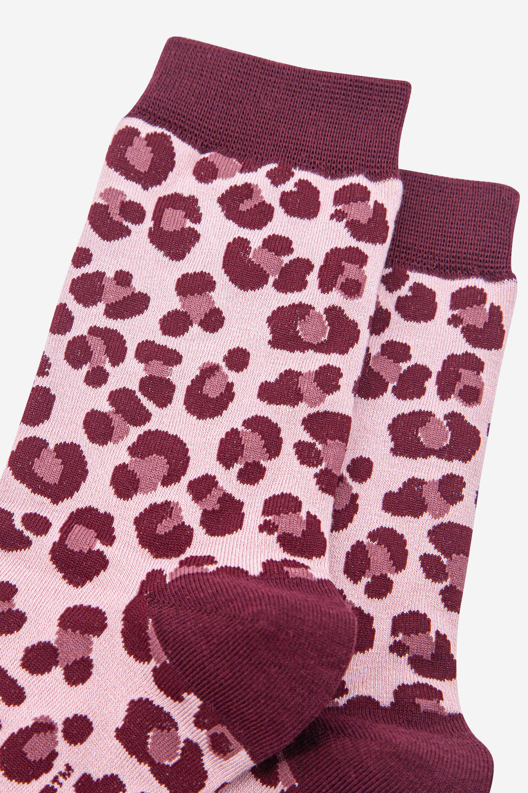 womens-bamboo-socks-light-pink-berry-leopard-close-up