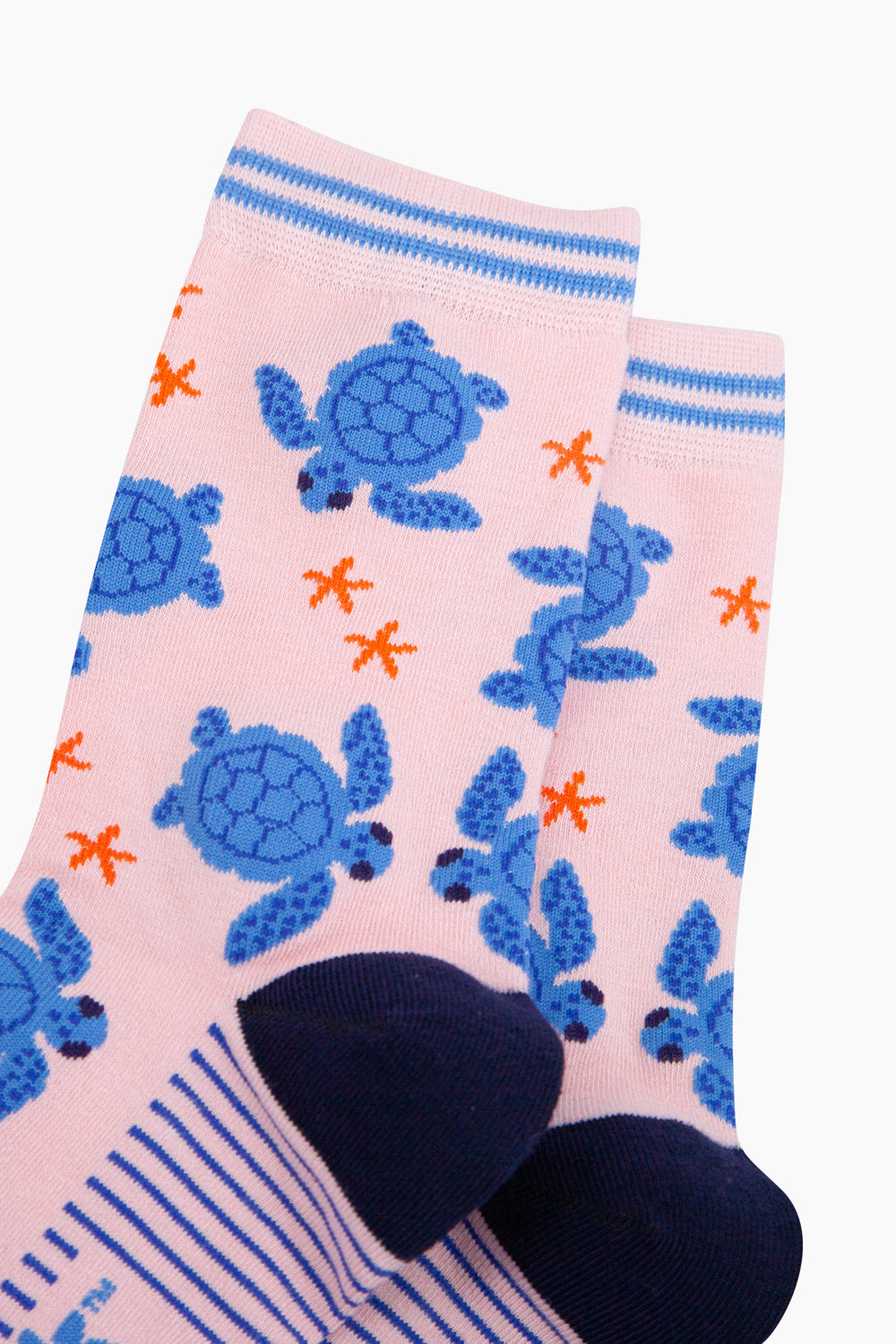 Sea-Turtles-Bamboo-Socks-in-Pink-Close-Up