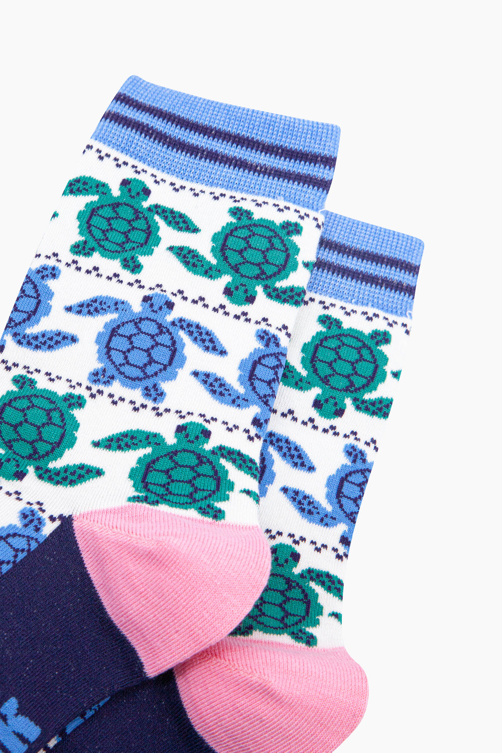Sea-Turtle-Bamboo-Socks-in-White/Blue-Closeup