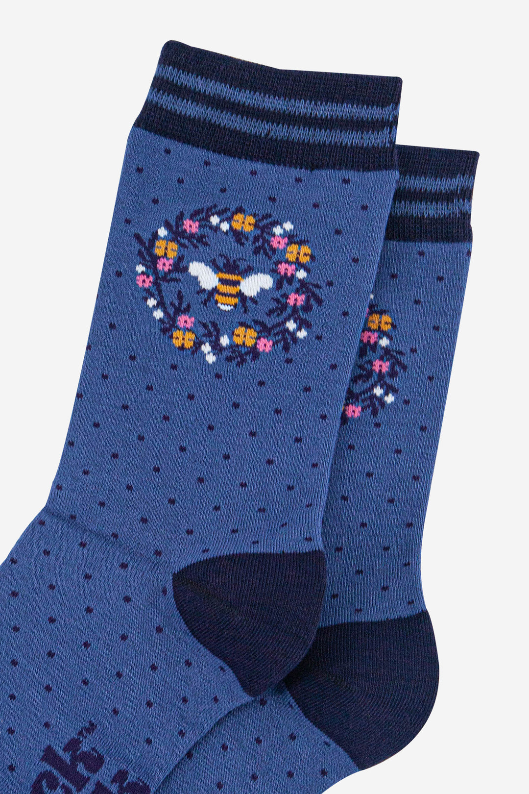 womens-bamboo-socks-denim-blue-navy-blue-bee-wreath-close-up