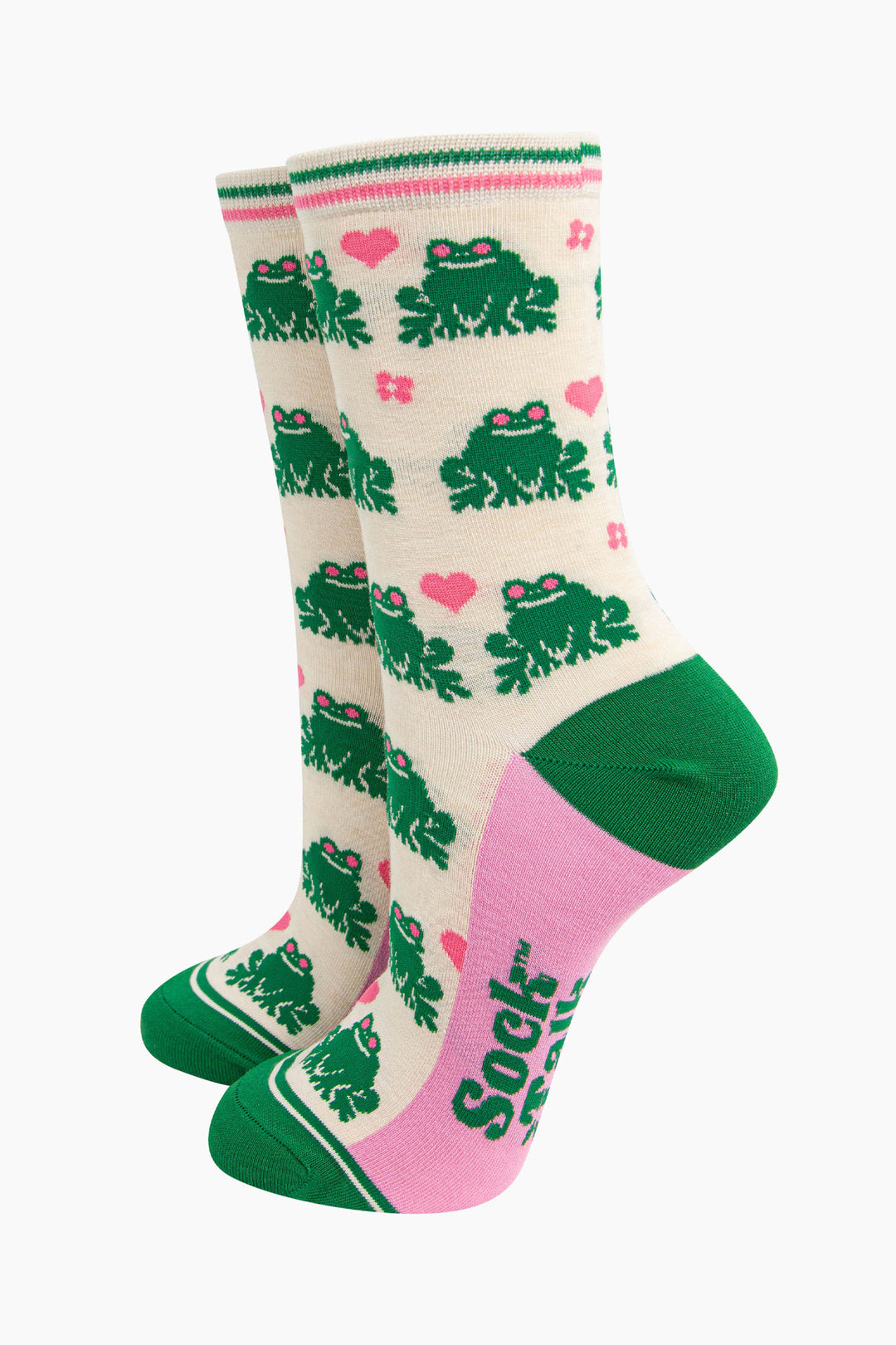 womens-bamboo-socks-cream-frog-love-heart-showing-a-pattern-of-green-frogs-and-pink-love-hearts