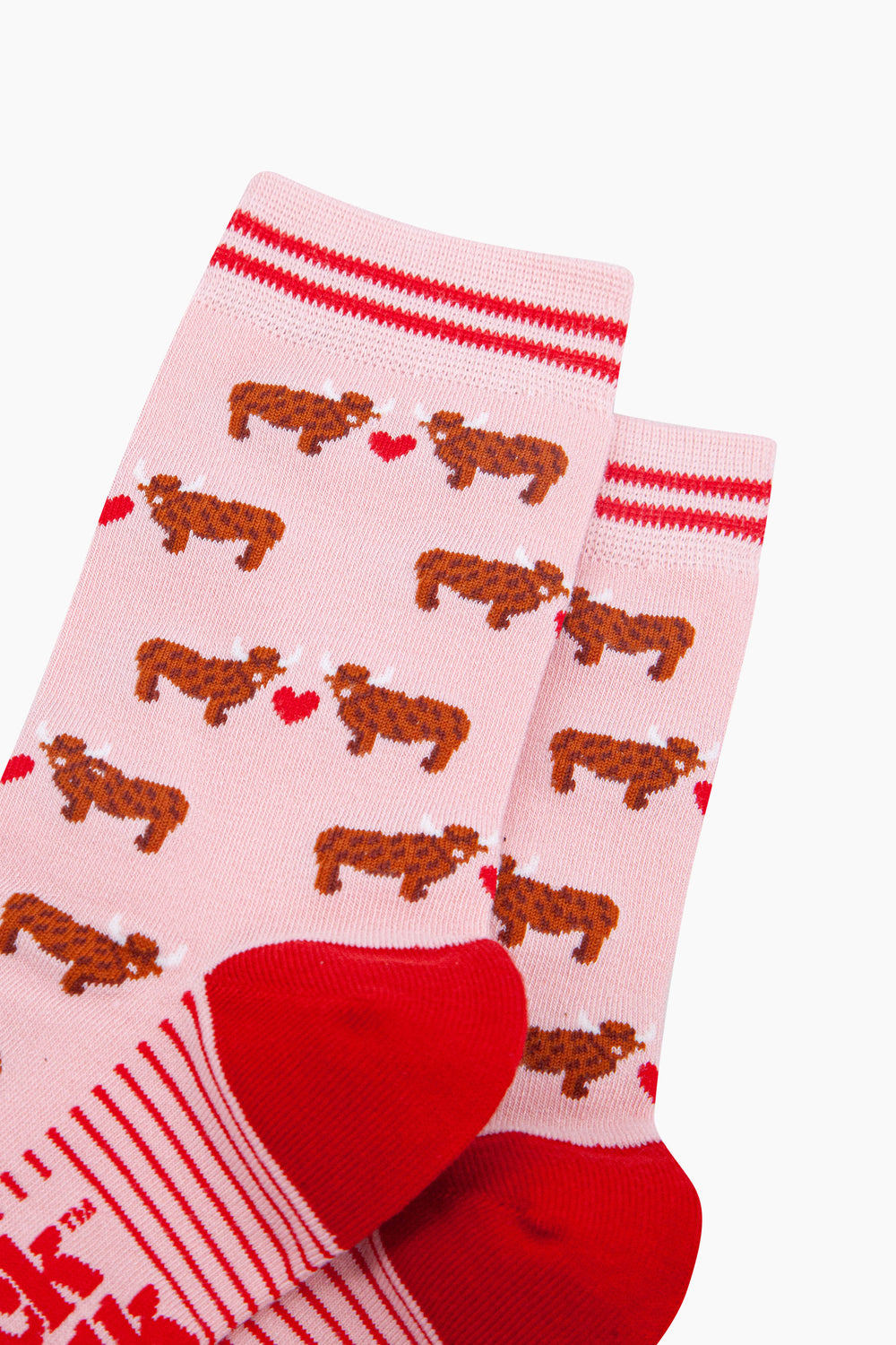 Highland-Cow-Hearts-Bamboo-Socks-in-Pink-Close-Up