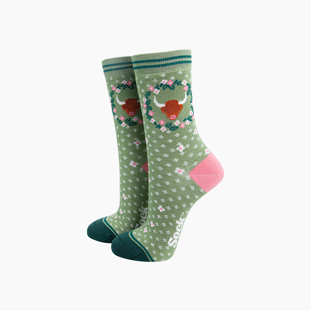 Highland-Cow-Floral-Wreath-Bamboo-Socks-in-Green-mannequin