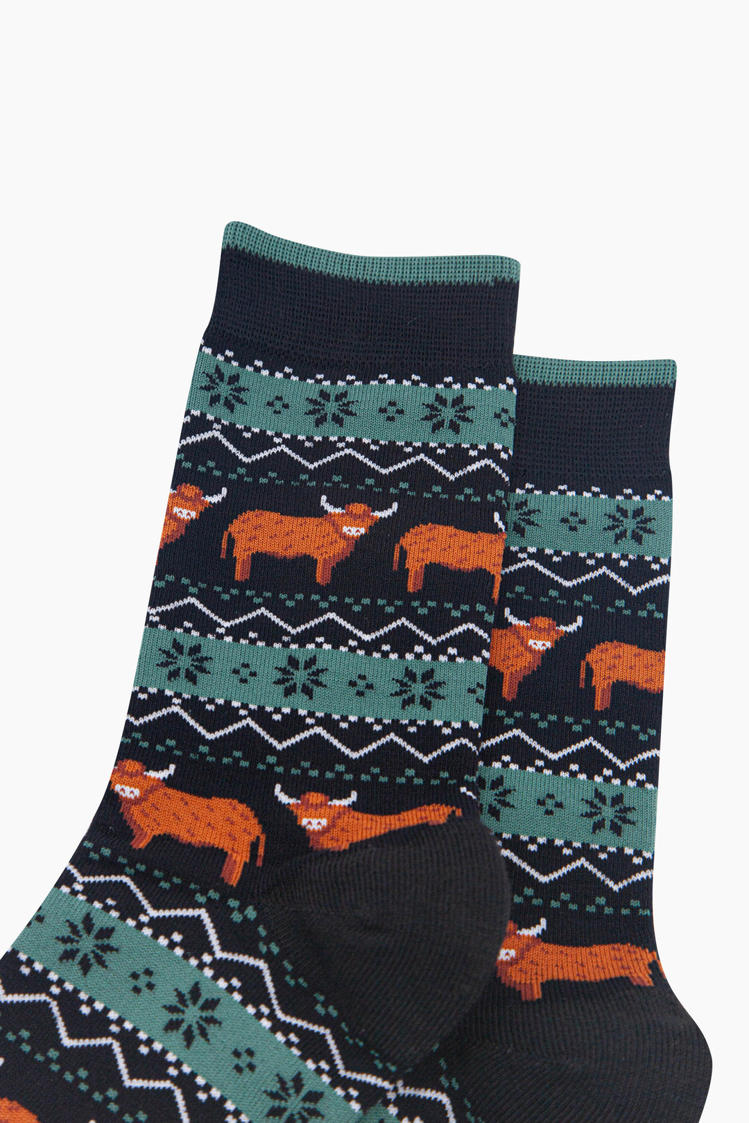 Highland-Cow-Fair-Isle-Men's-Bamboo-Socks-in-Black/Green-Close-Up