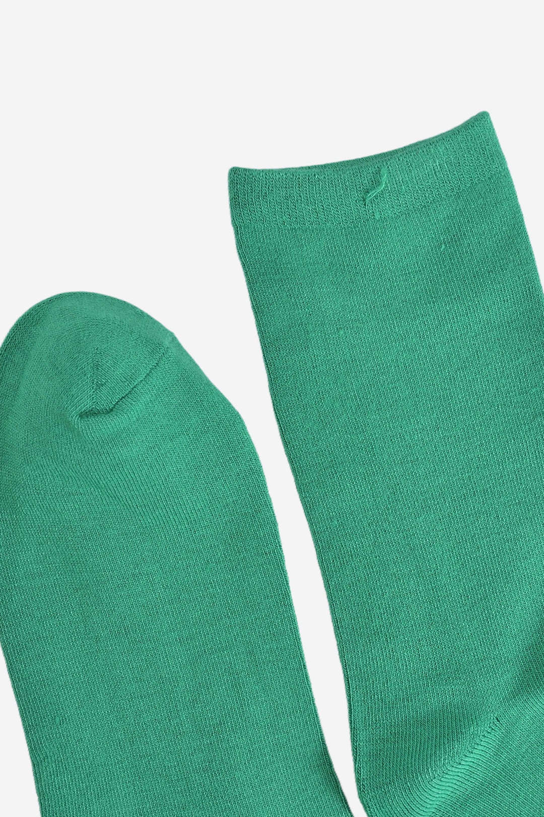 close up of the cuff and toe, both are plain green the same as the base of the socks. the cuff is straight cut.