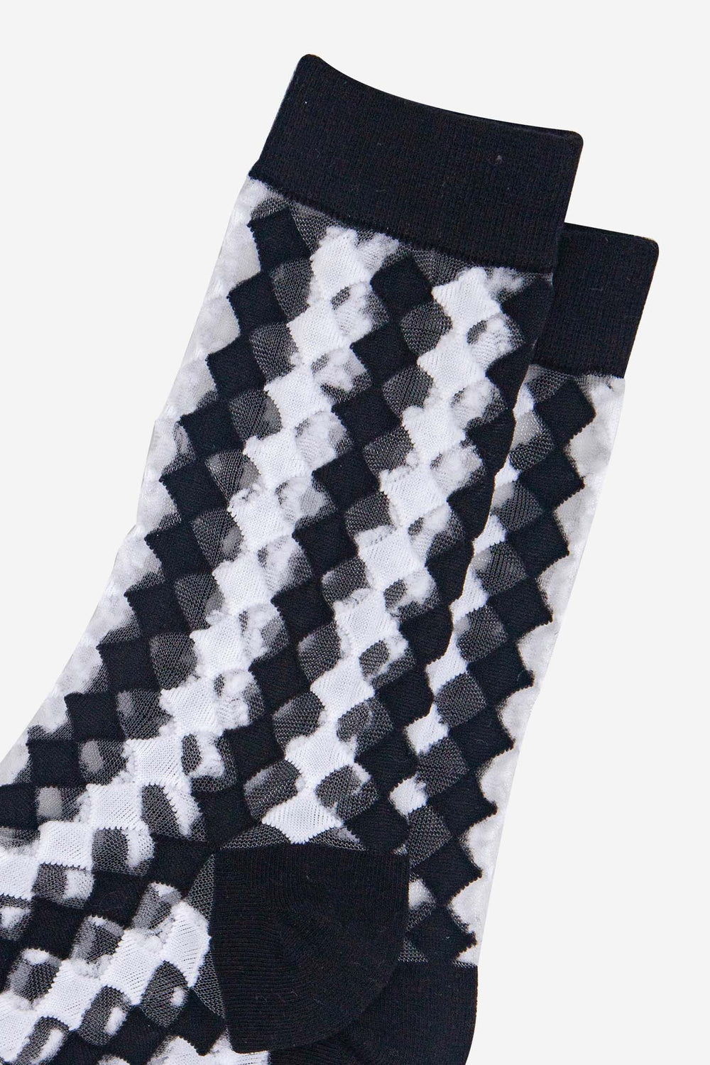 womens-sheer-ankle-socks-black-white-diamond-close-up