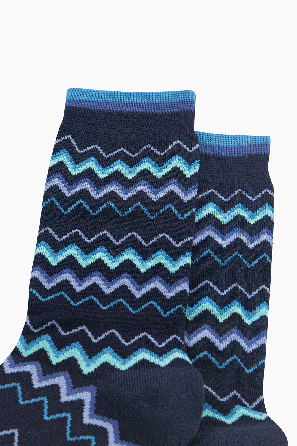 Zig-Zag-Men's-Bamboo-Socks-in-Navy-Close-Up