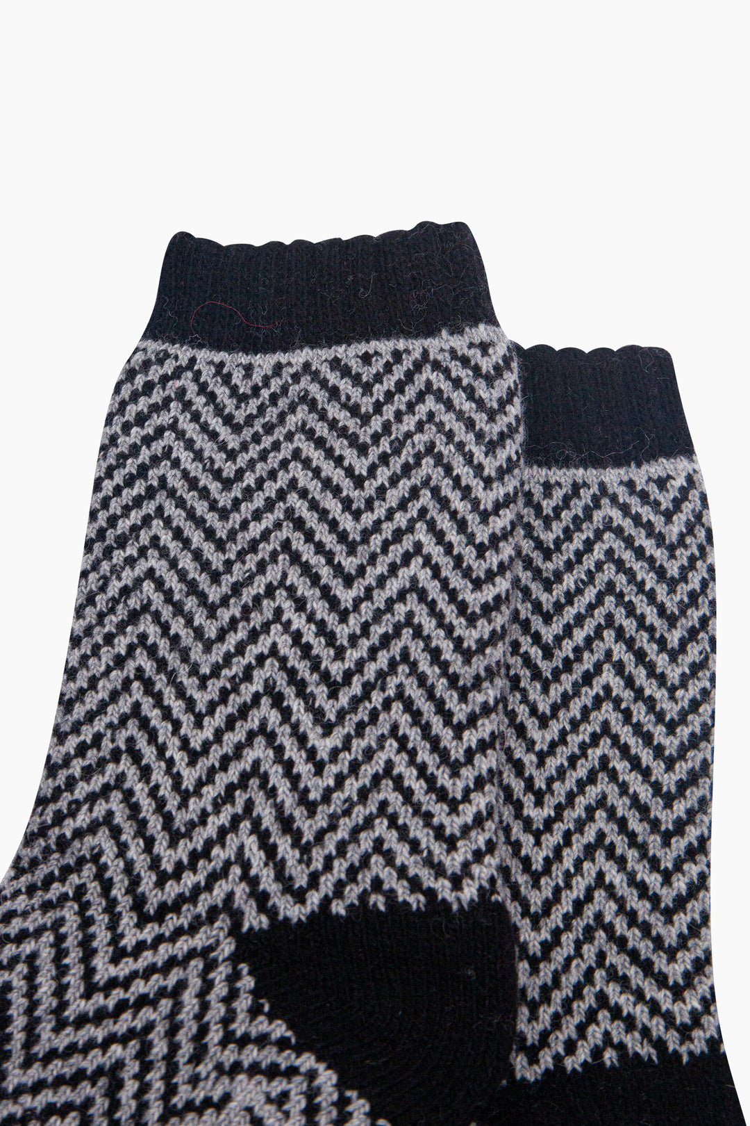 Chevron-Patterned-Wool-Socks-in-Grey/Black-Close-Up