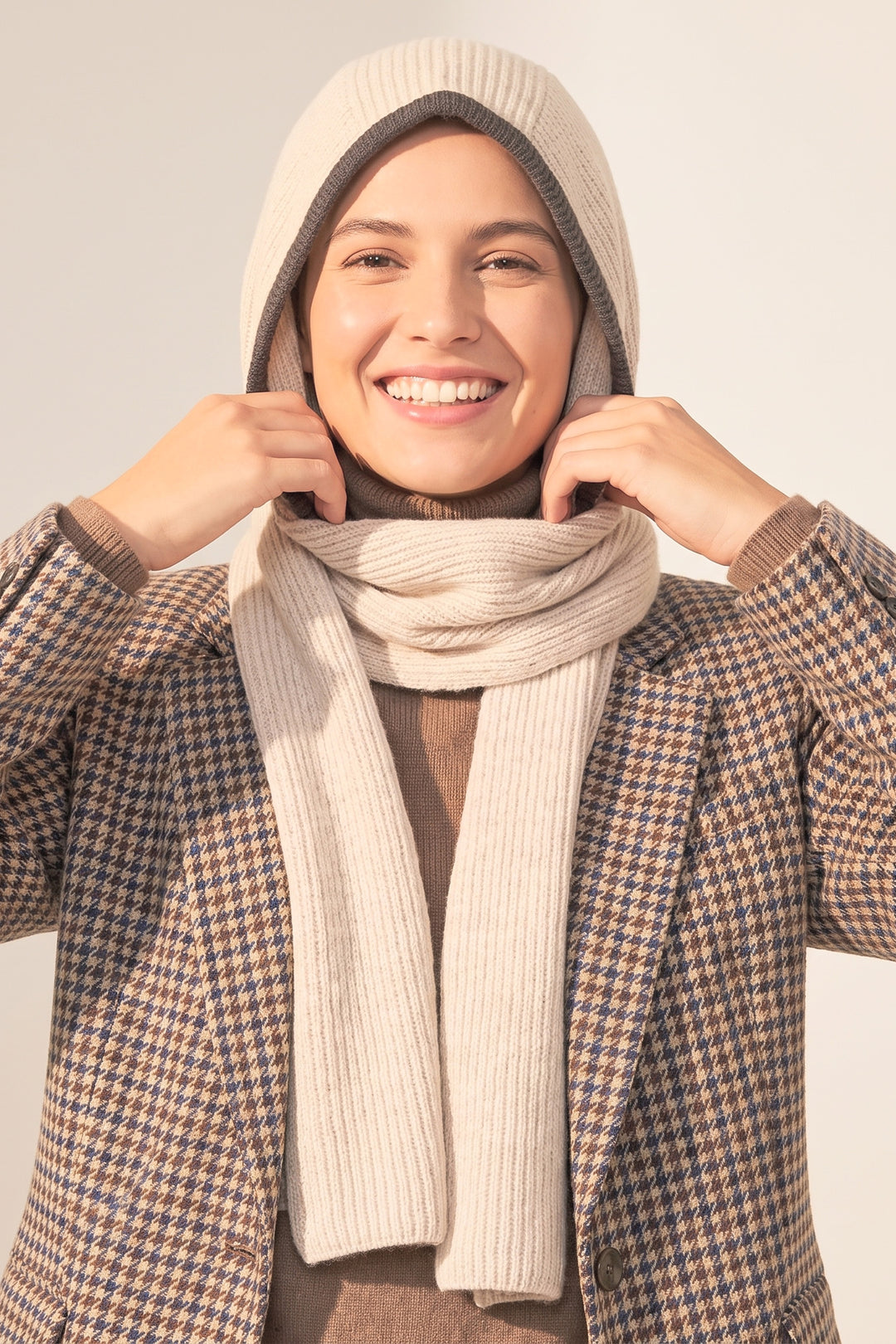 Contrast-Trim-Hooded-Scarf-in-Beige/Brown