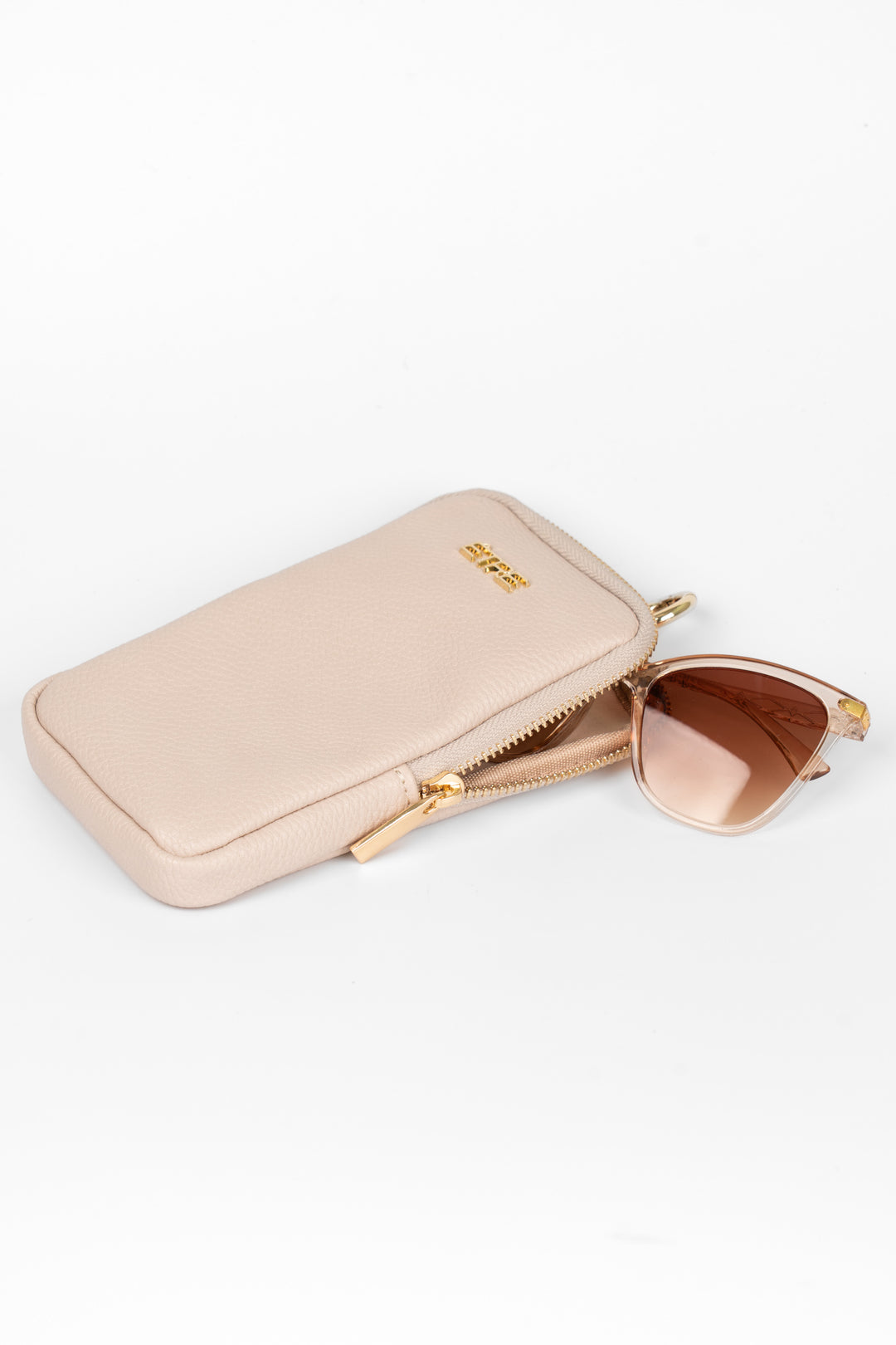 pippa-sunglasses-case-nude-pebbled-faux-leather-with-glasses-inside