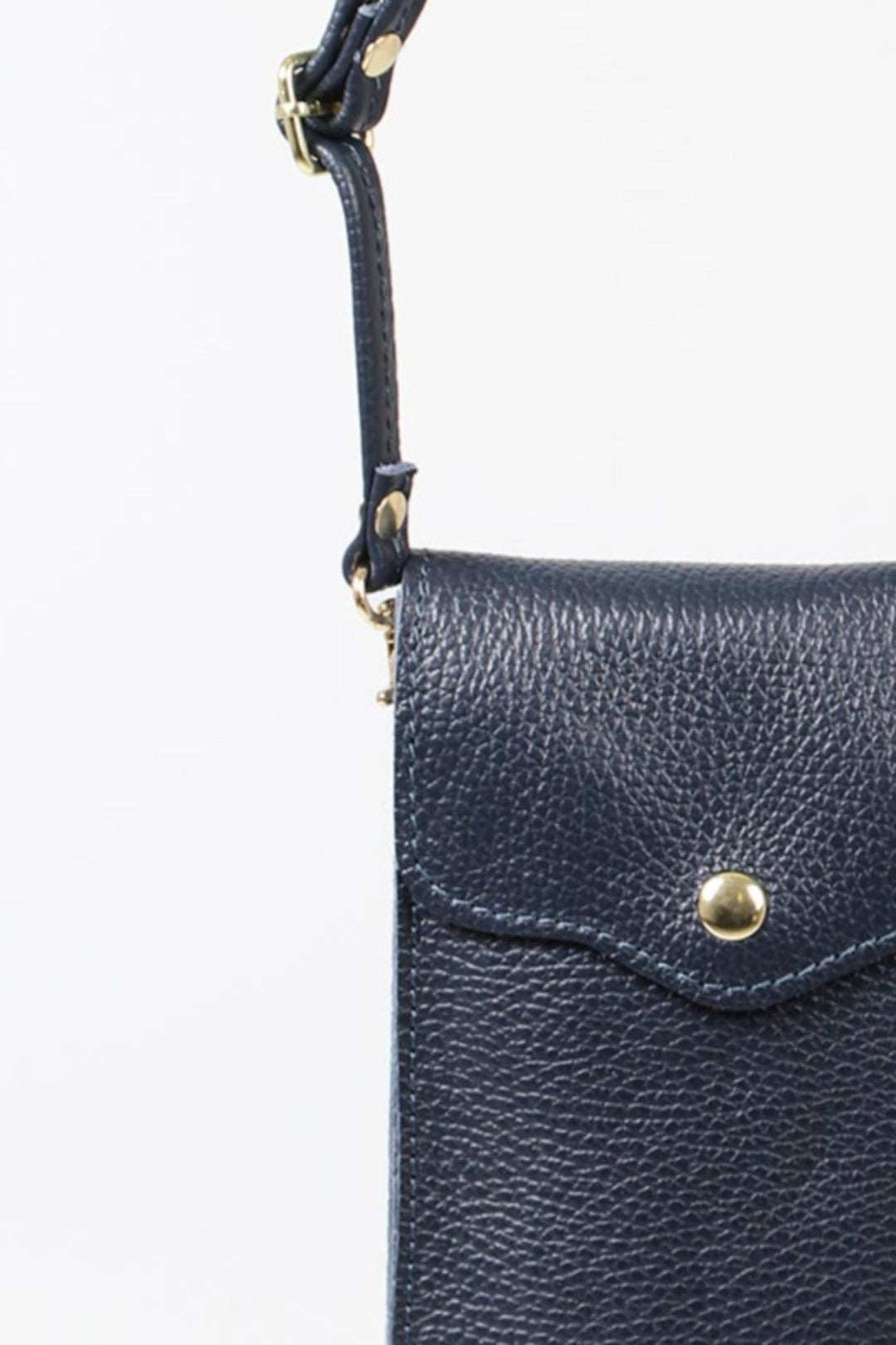 Marineblauwe lederen crossbody telefoontas met geschulpt detail