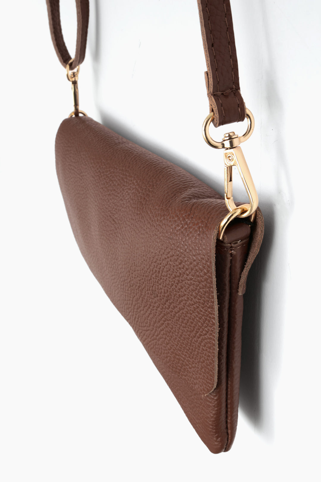 britta-italian-leather-clutch-bag-chocolate-closeup-front