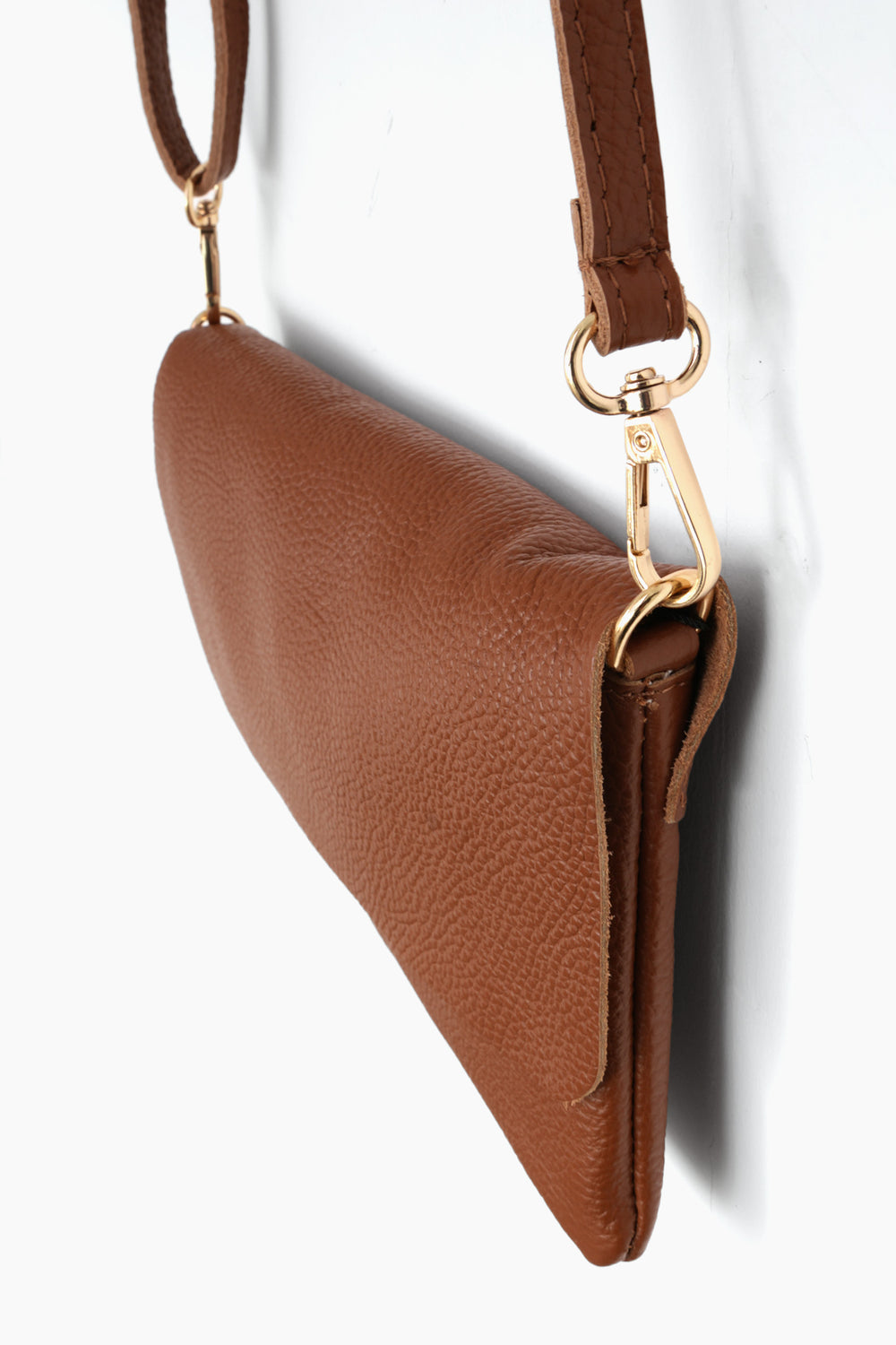 britta-italian-leather-clutch-bag-tan-closeup-front
