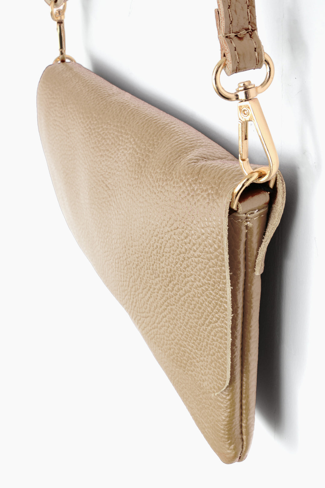 britta-italian-leather-clutch-bag-taupe-closeup-front