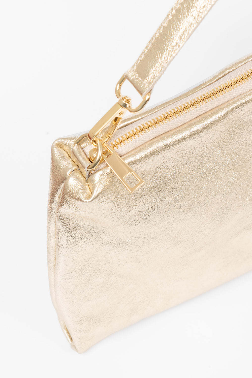 sierra-italian-leather-shoulder-bag-gold-metallic-close-up