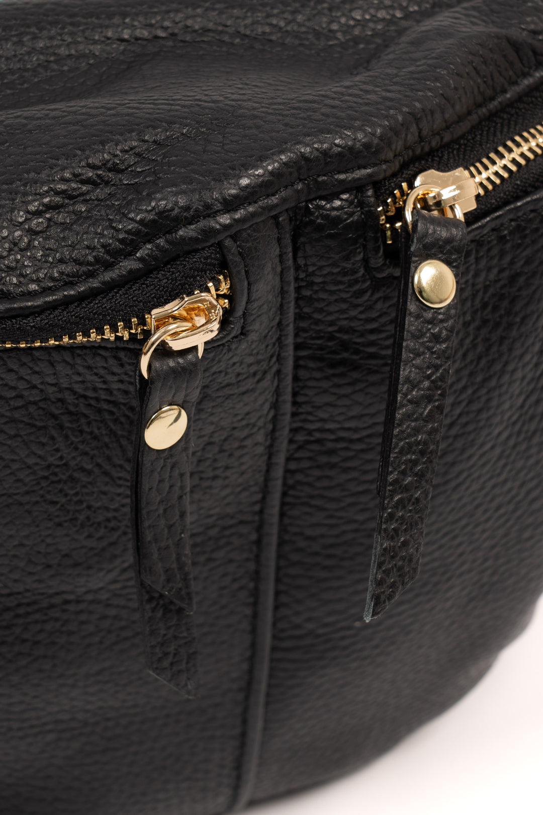 luisa-italian-leather-double-zip-bum-bag-black-pebbled-close-up-zipper-closing-front-pockets