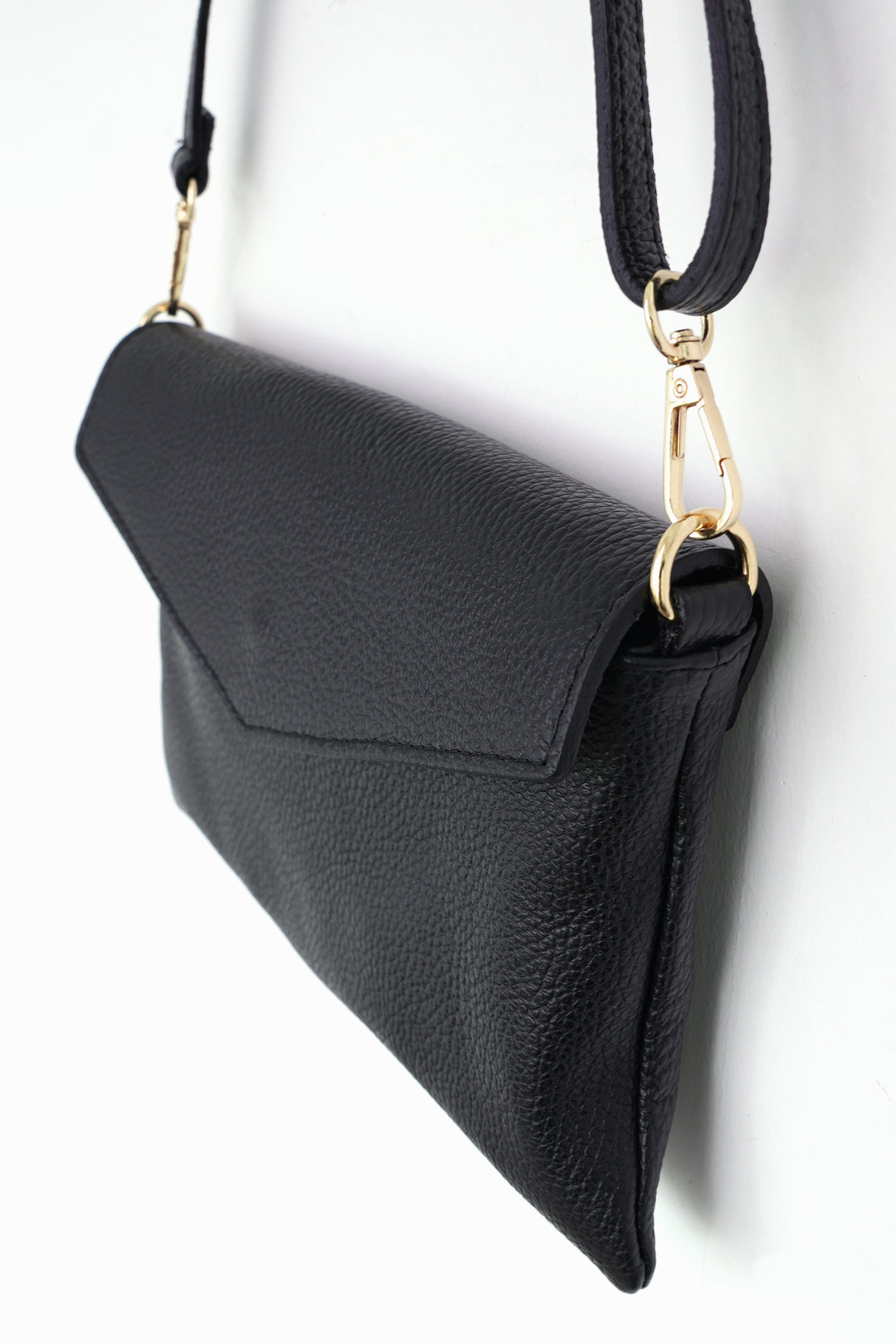 italian-leather-envelope-clutch-bag-black-closeup-front