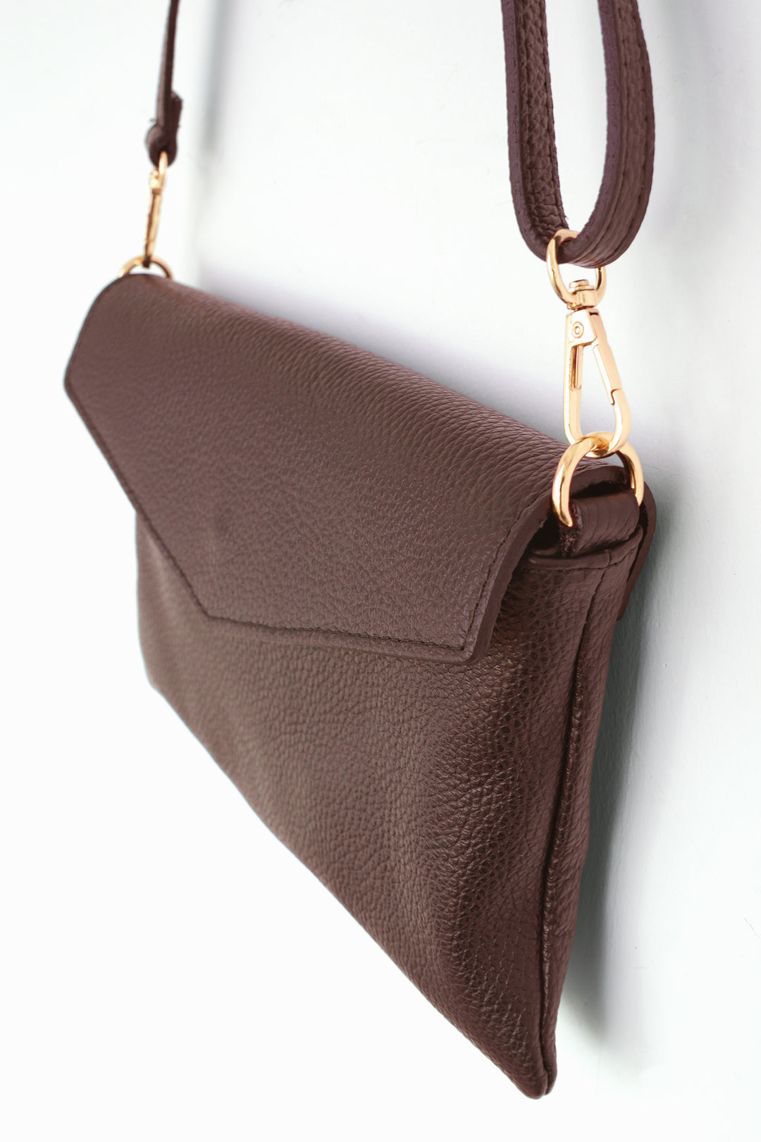 italian-leather-envelope-clutch-bag-chocolate-closeup-front
