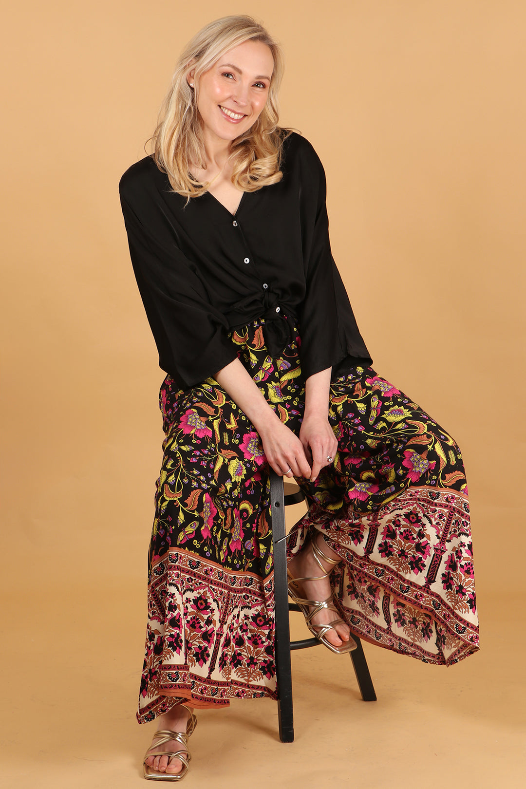 model showing the wide leg loose fitting design of the vintage floral print wide leg palazzo trousers