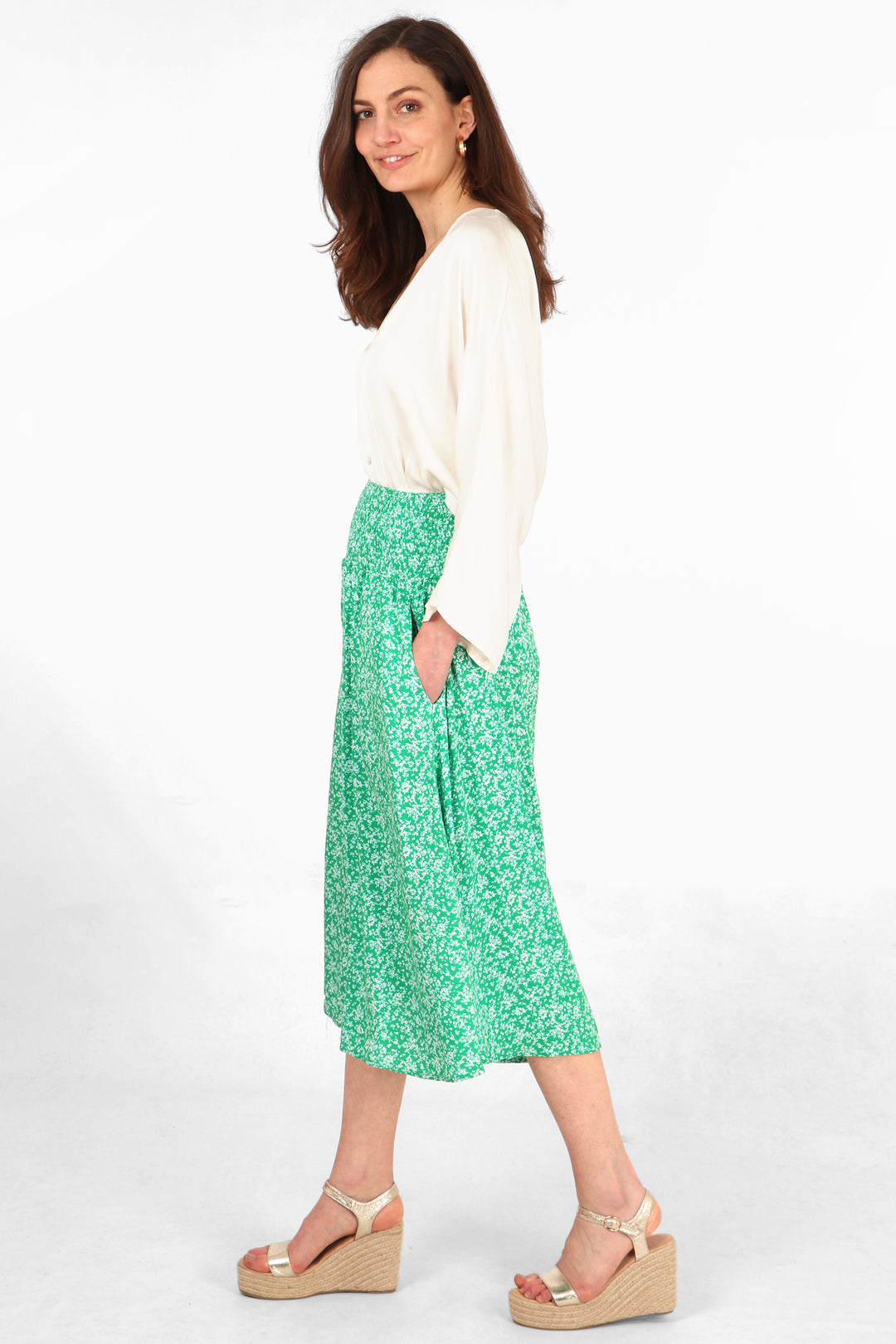model showing that the wide leg culottes have pockets