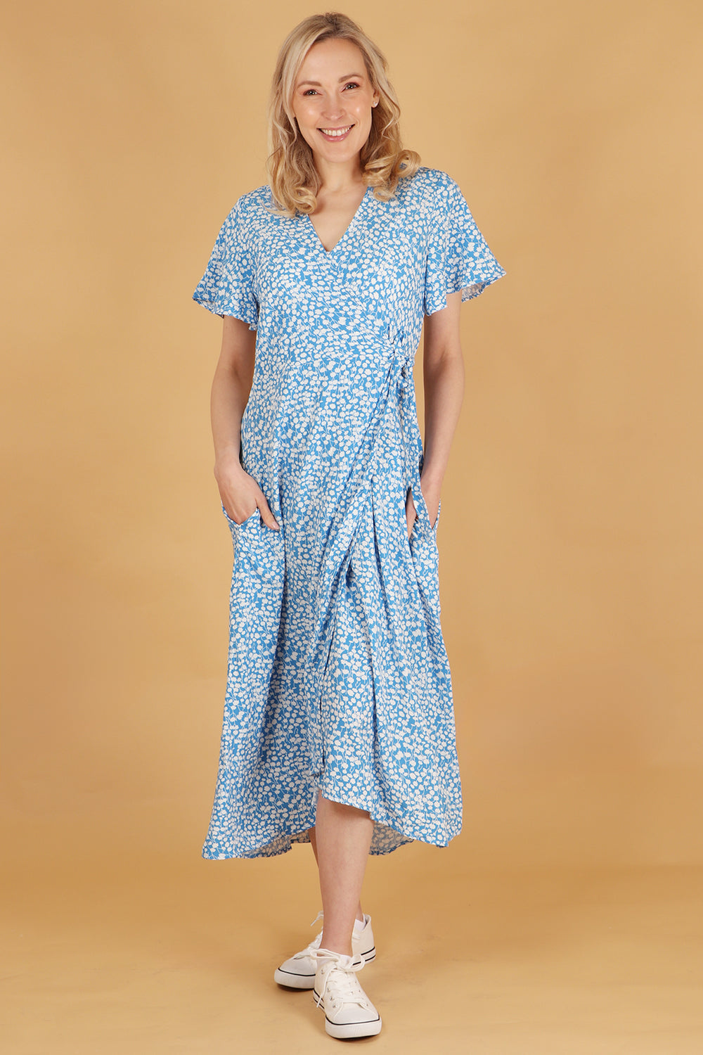 model showing that the waist tie wrap dress has pockets